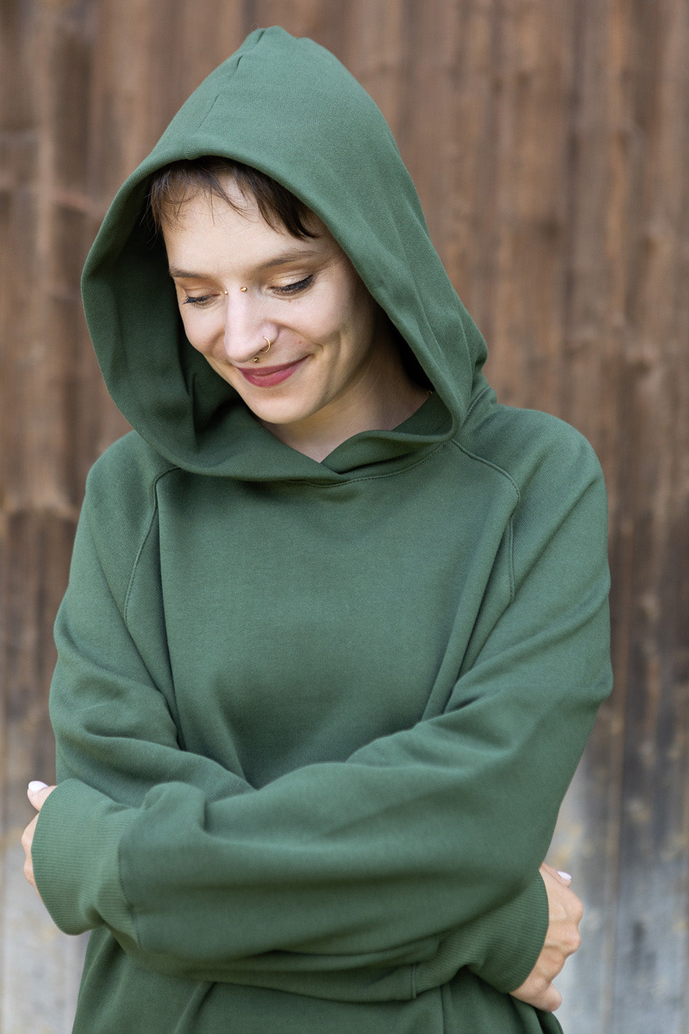 Melly trägt auf dem Foto 'Henriette' Größe S, Sweat khaki