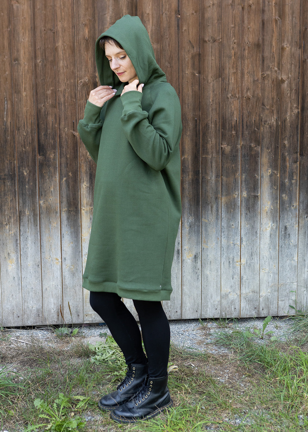 Melly trägt auf dem Foto 'Henriette' Größe S, Sweat khaki