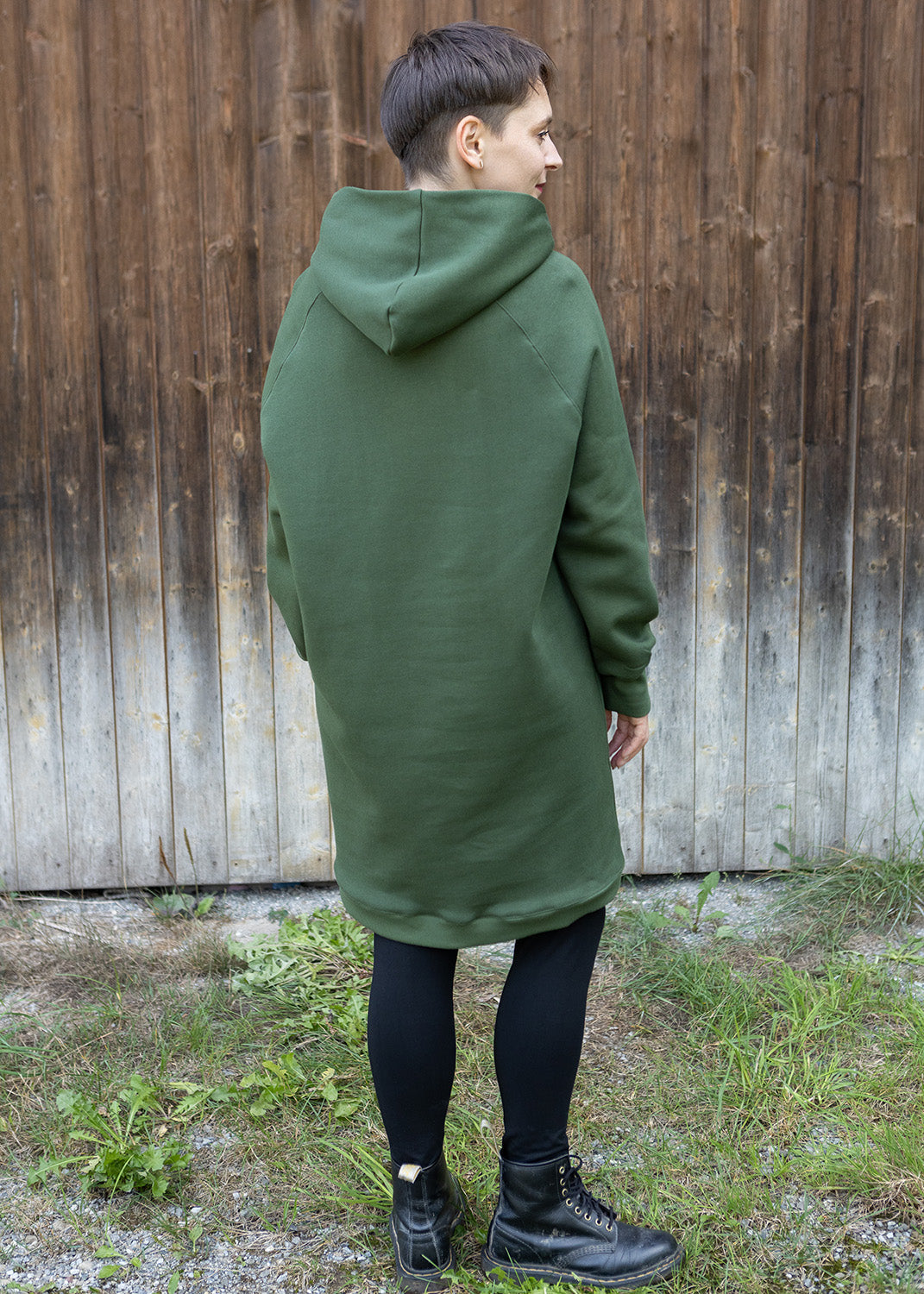 Melly trägt auf dem Foto 'Henriette' Größe S, Sweat khaki