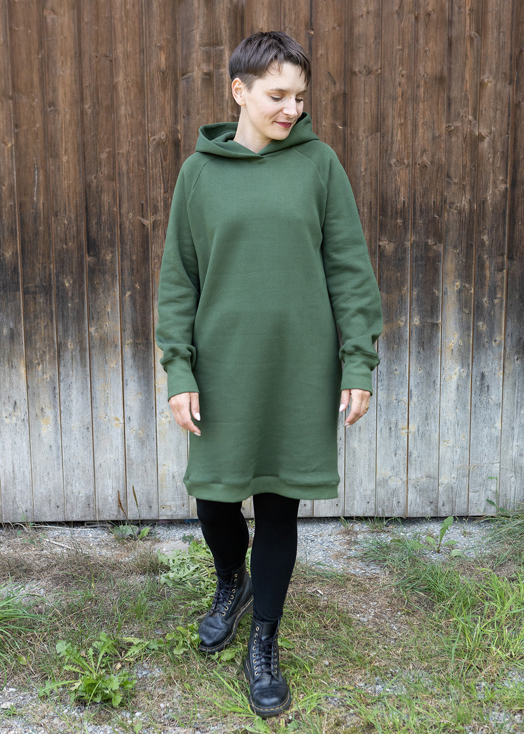 Melly trägt auf dem Foto 'Henriette' Größe S, Sweat khaki