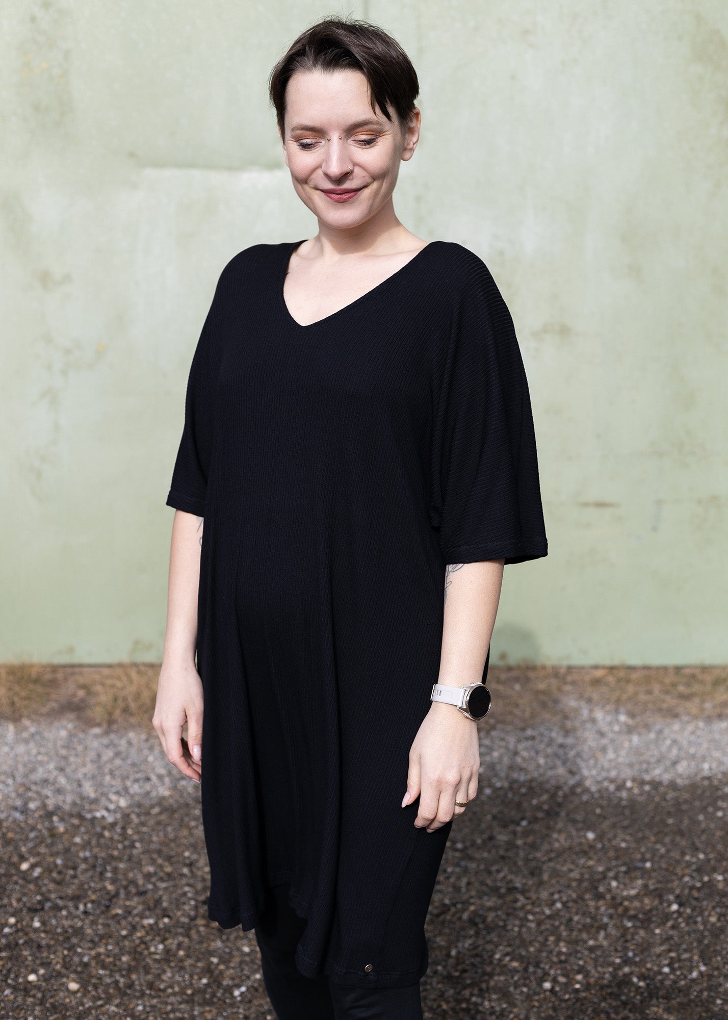 Melly trägt auf dem Foto 'Kumi' Größe M, Rippjersey schwarz