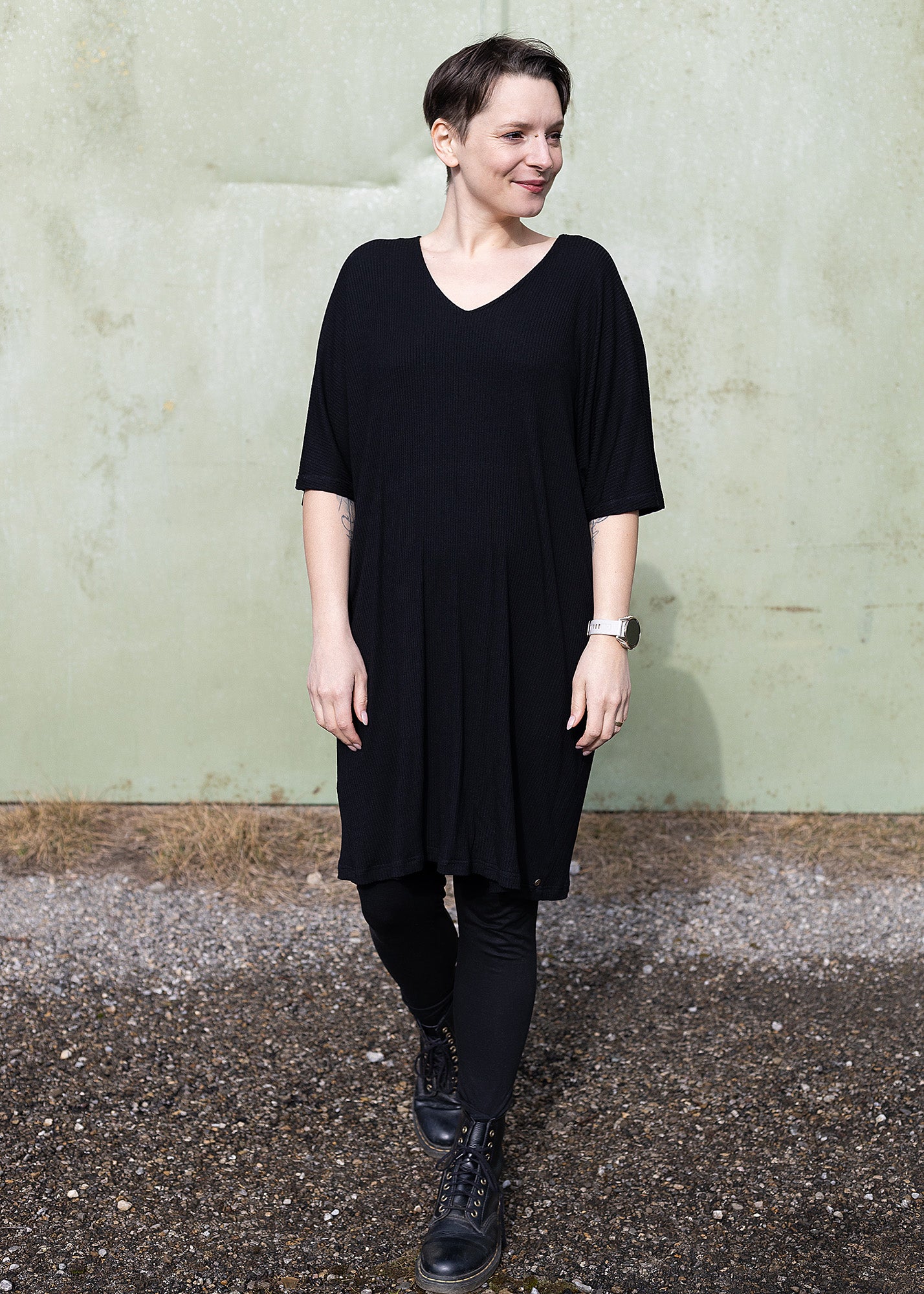 Melly trägt auf dem Foto 'Kumi' Größe M, Rippjersey schwarz