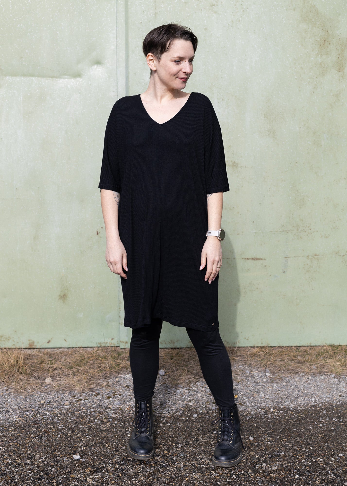 Melly trägt auf dem Foto 'Kumi' Größe M, Rippjersey schwarz