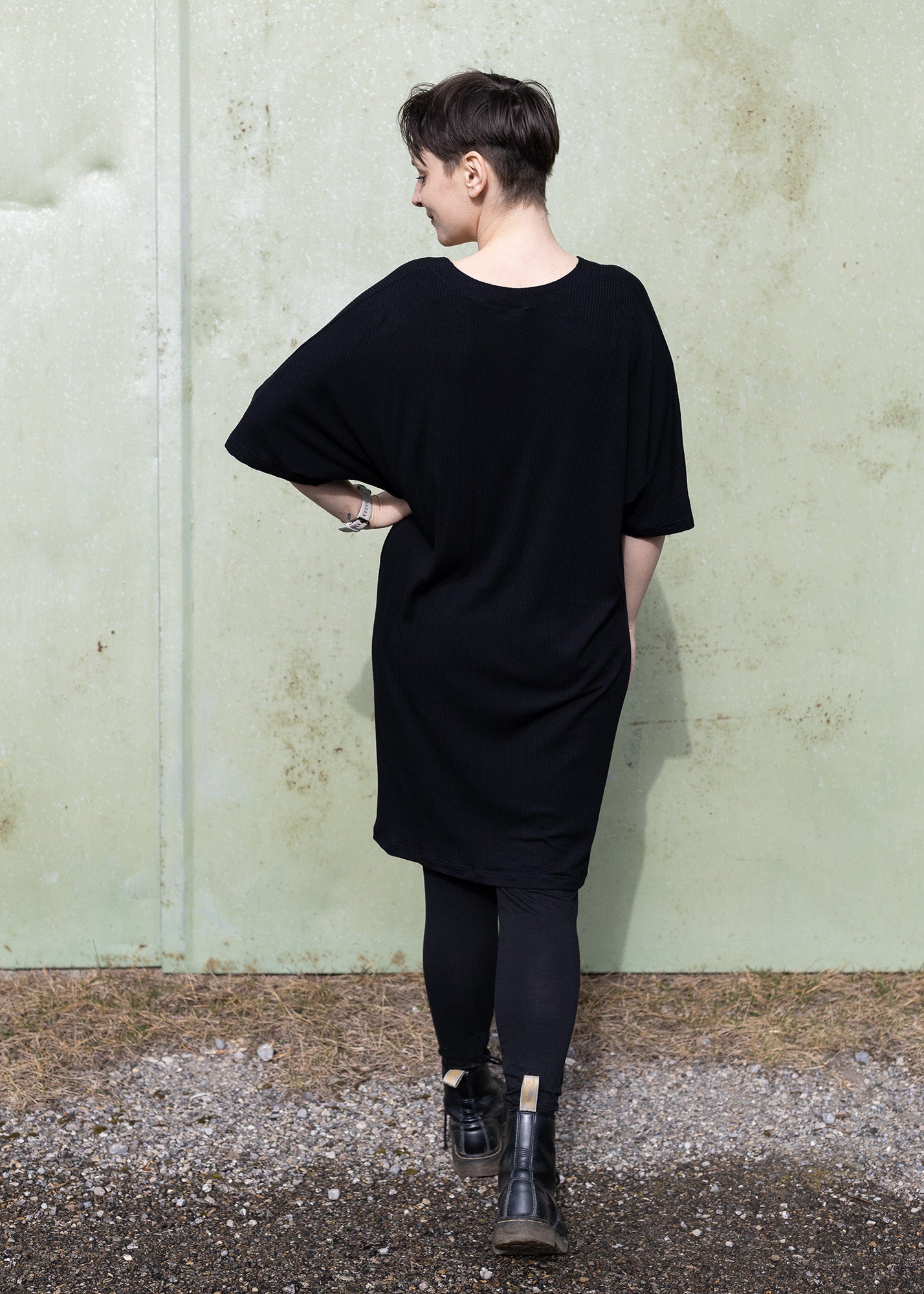 Melly trägt auf dem Foto 'Kumi' Größe M, Rippjersey schwarz