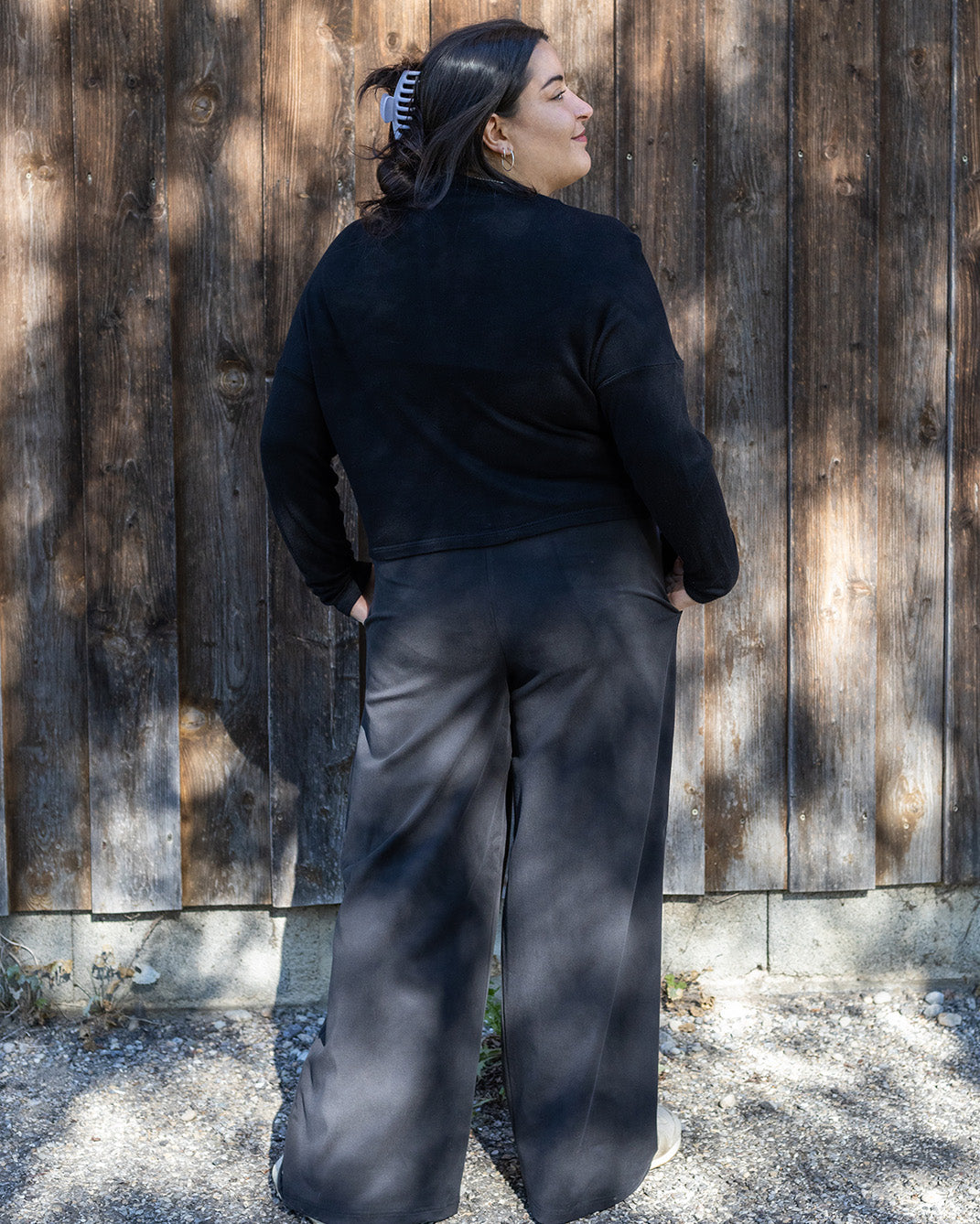 Flores trägt auf dem Foto 'Marlene' Größe XL, Tenceltwill schwarz