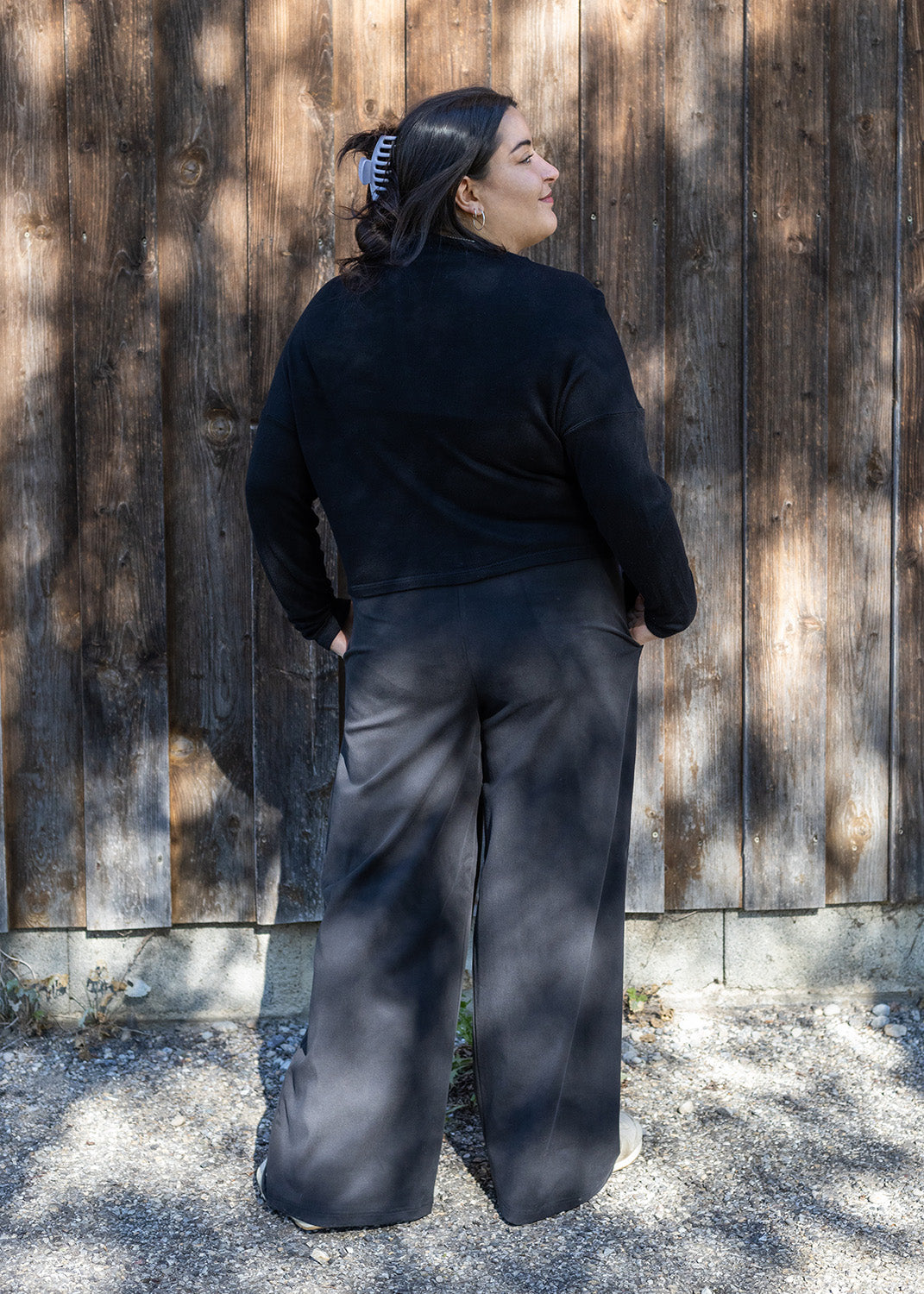 Flores trägt auf dem Foto 'Marlene' Größe XL, Tenceltwill schwarz