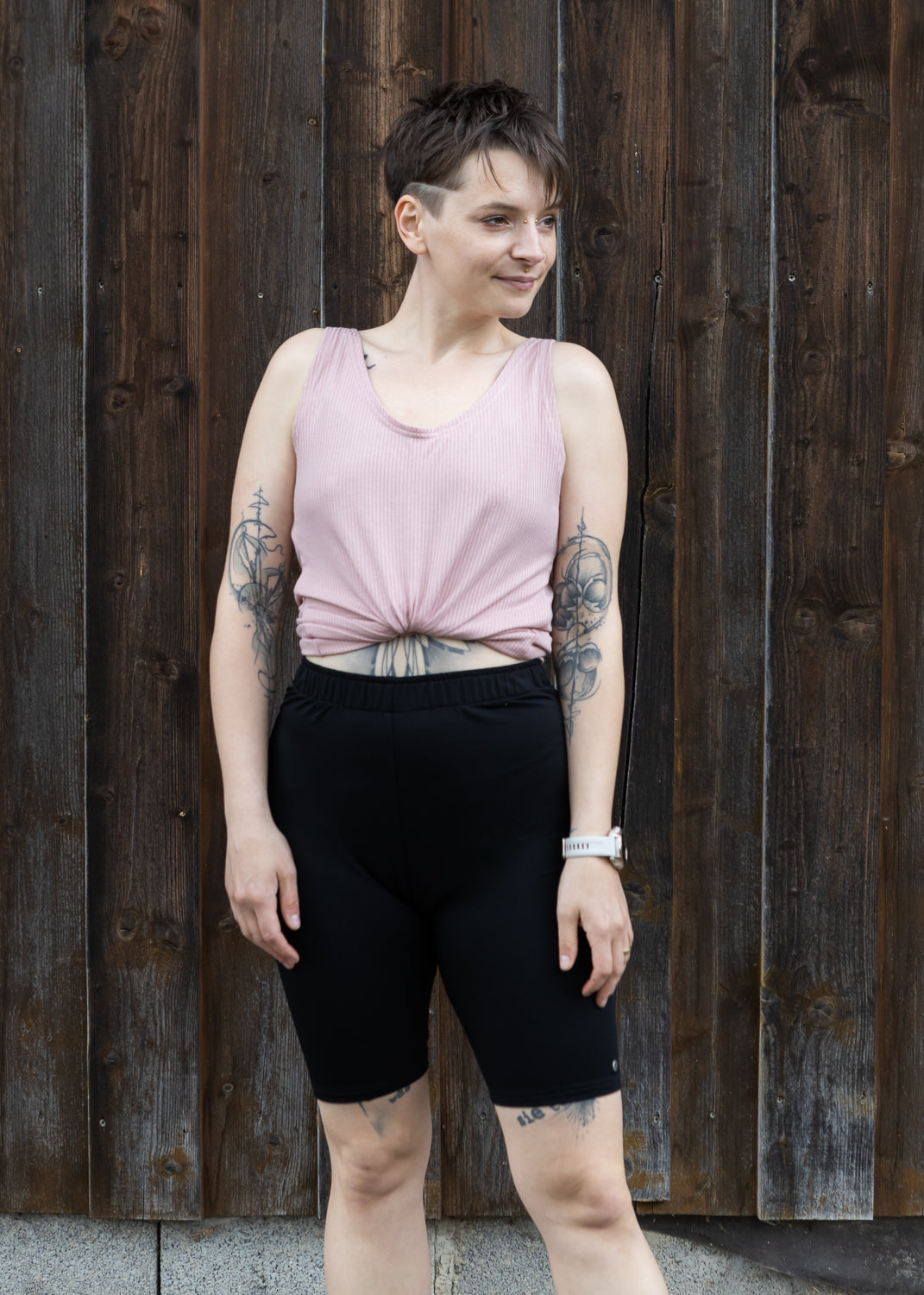 Melly trägt auf dem Foto 'Tessa' Größe M, Rippjersey und 'Rea' Größe M, Tencelsweat.