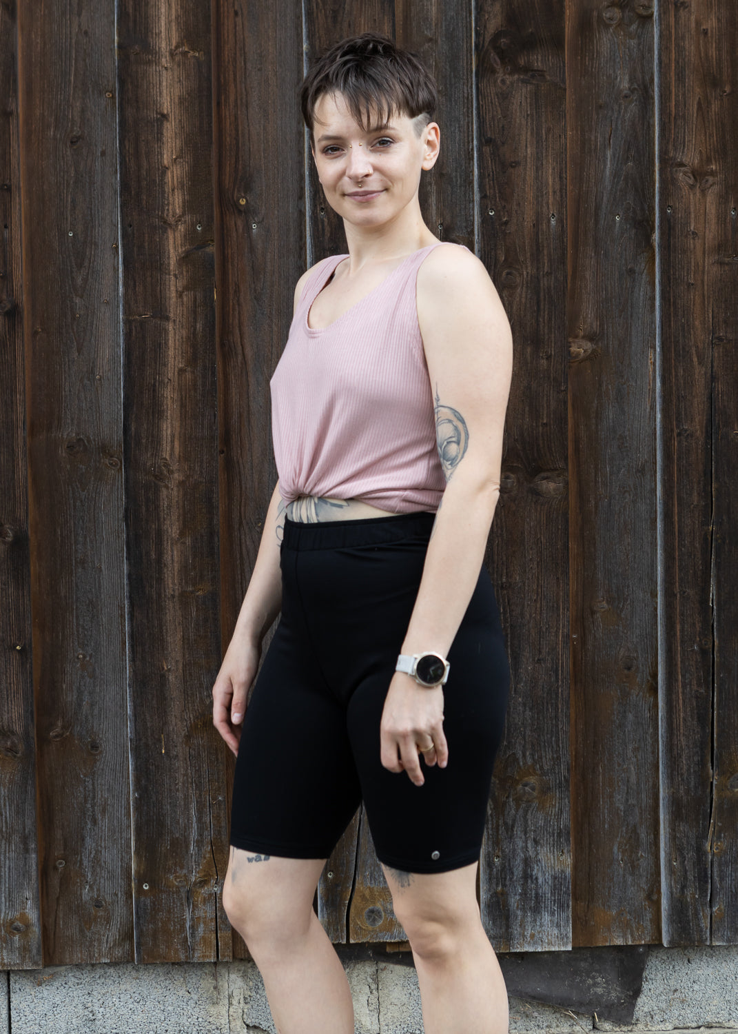 Melly trägt auf dem Foto 'Tessa' Größe M, Rippjersey und 'Rea' Größe M, Tencelsweat.