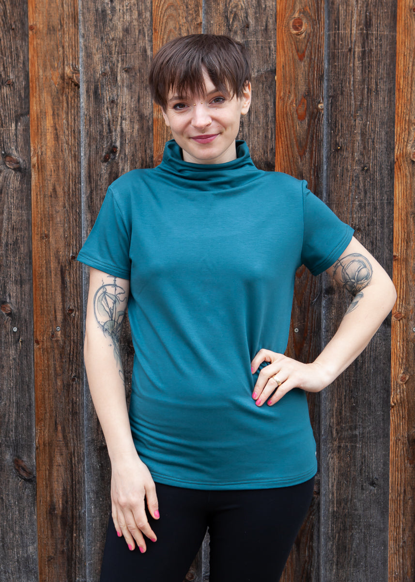 Melly trägt auf dem Foto Größe S, Tencelsweat smaragd