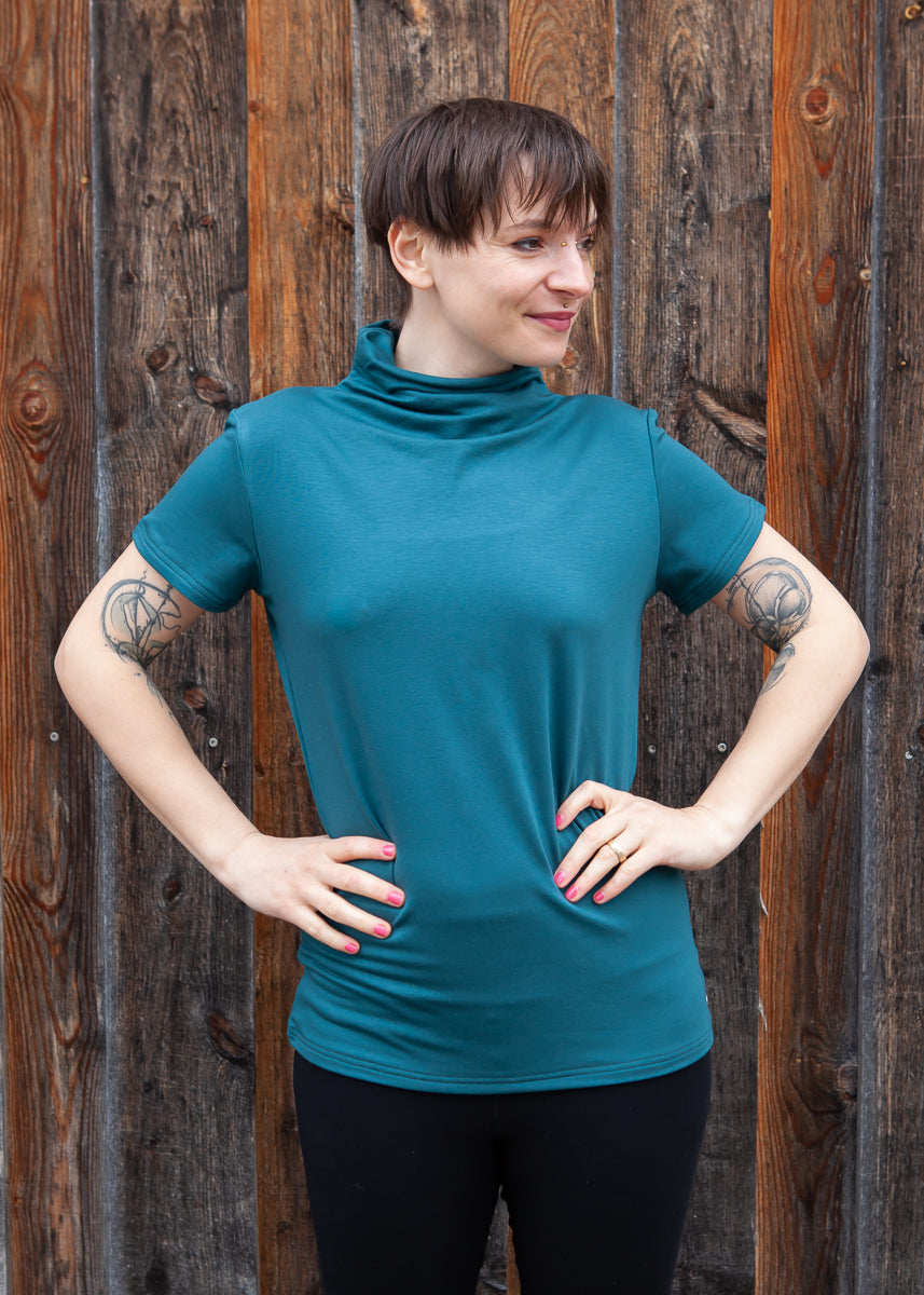 Melly trägt auf dem Foto Größe S, Tencelsweat smaragd