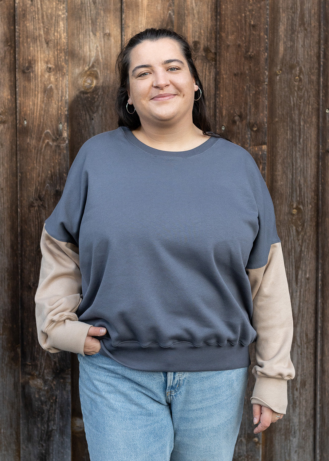 Flores trägt auf dem Foto 'Sophie' Größe XL, Sweat grau/beige