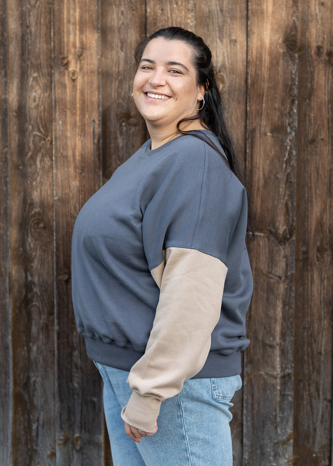 Flores trägt auf dem Foto 'Sophie' Größe XL, Sweat grau/beige