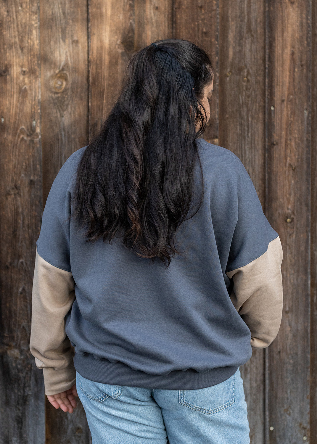 Flores trägt auf dem Foto 'Sophie' Größe XL, Sweat grau/beige