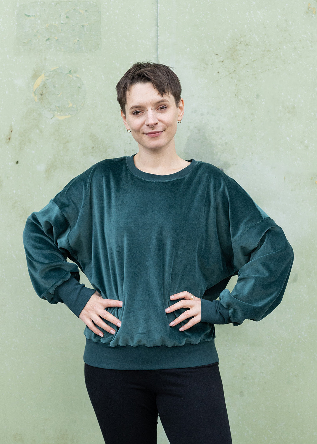 Melly trägt auf den Fotos 'Sophie' Größe M, Velvet waldgrün