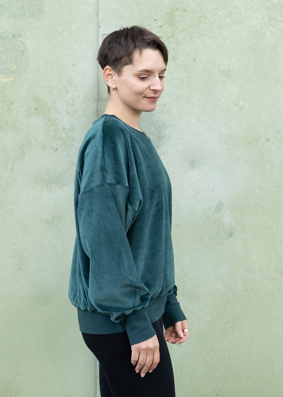 Melly trägt auf den Fotos 'Sophie' Größe M, Velvet waldgrün