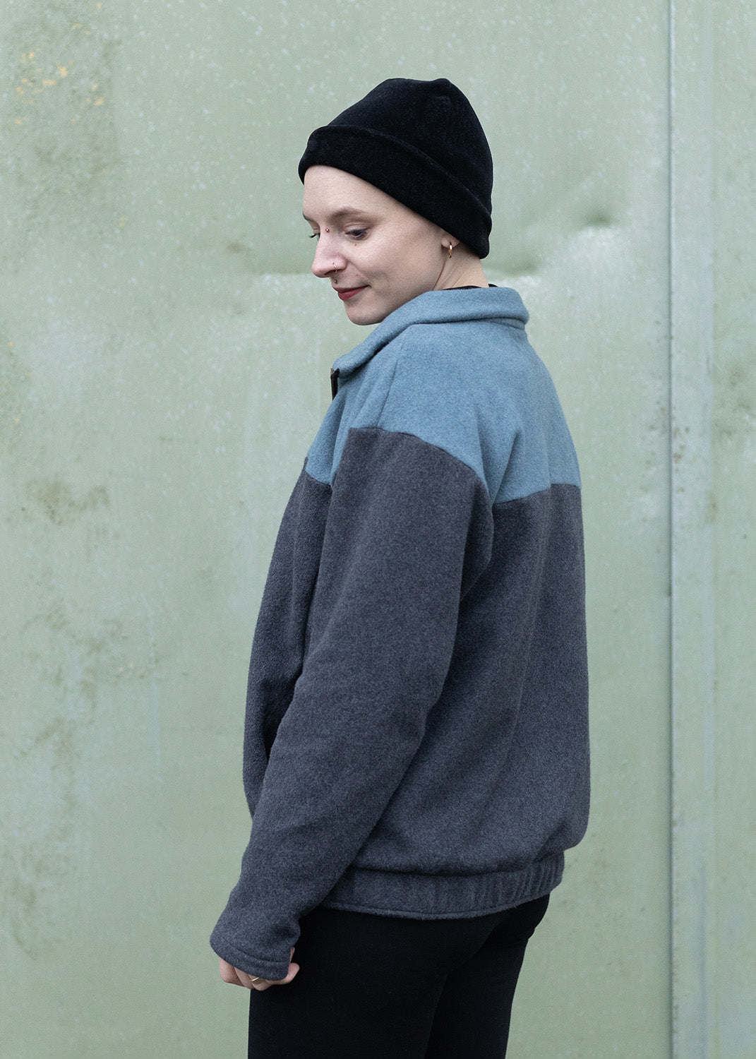 Melly trägt auf dem Foto 'Zoe' Größe M, Fleece rauchblau und dunkelgrau