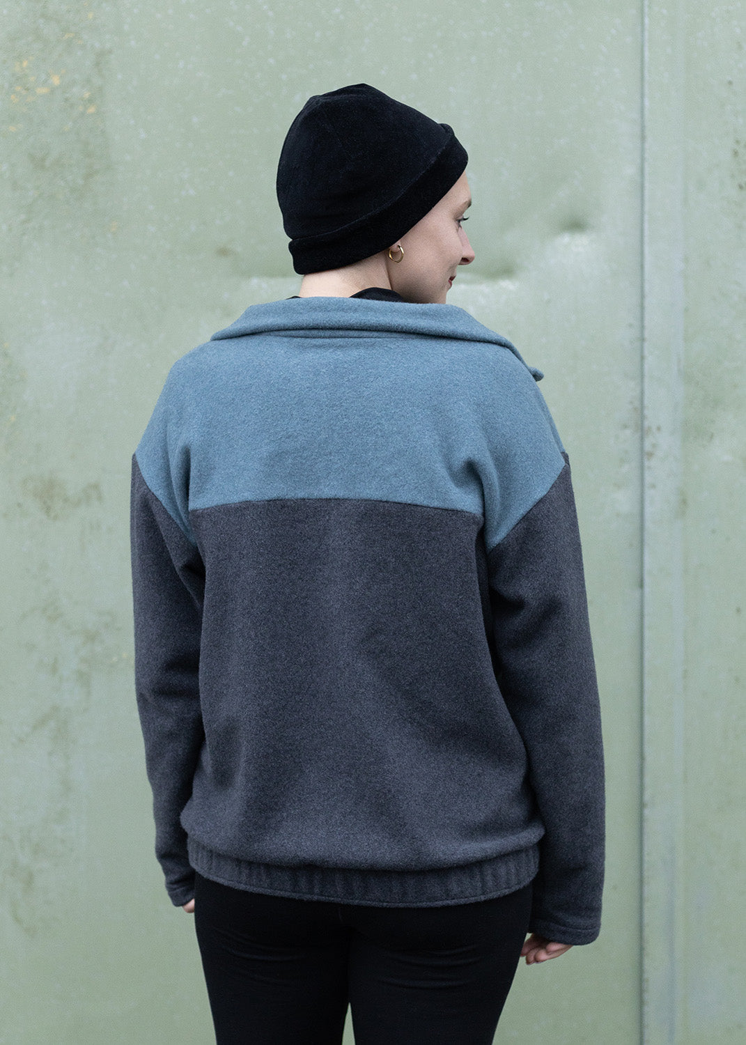 Melly trägt auf dem Foto 'Zoe' Größe M, Fleece rauchblau und dunkelgrau