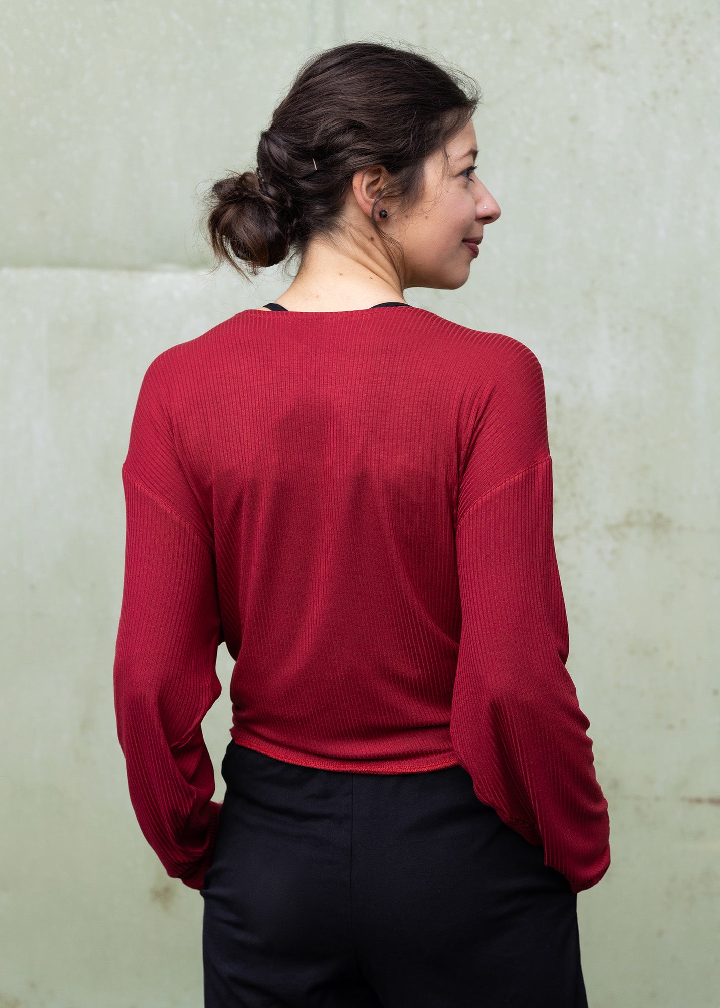 Mel trägt auf dem Foto 'Winja' Größe 1, Rippjersey 'rot'