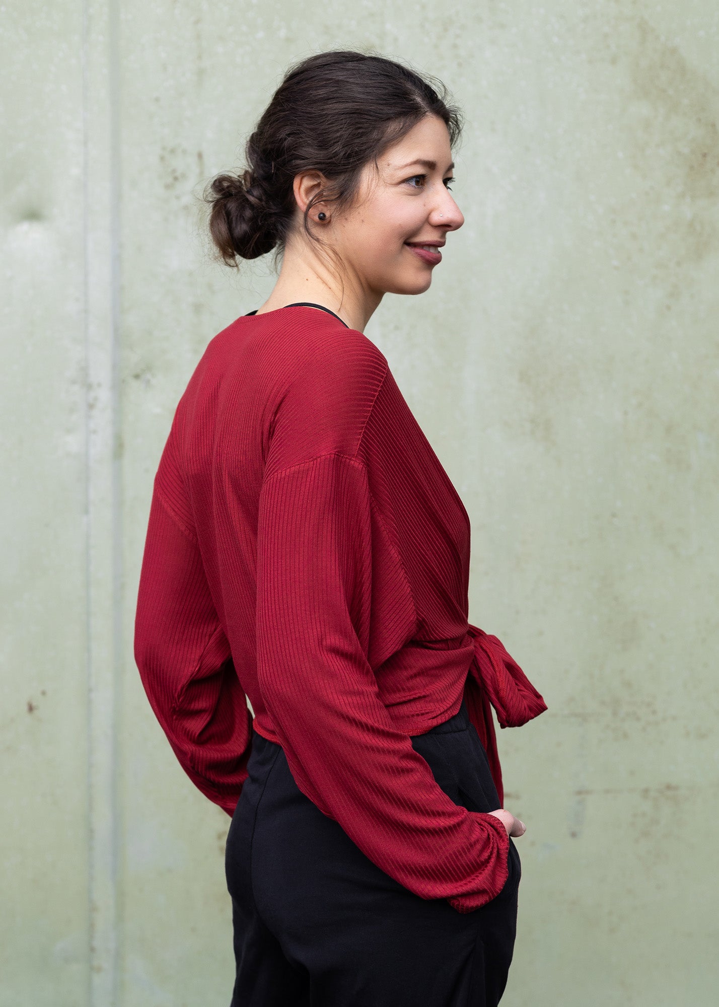 Mel trägt auf dem Foto 'Winja' Größe 1, Rippjersey 'rot'