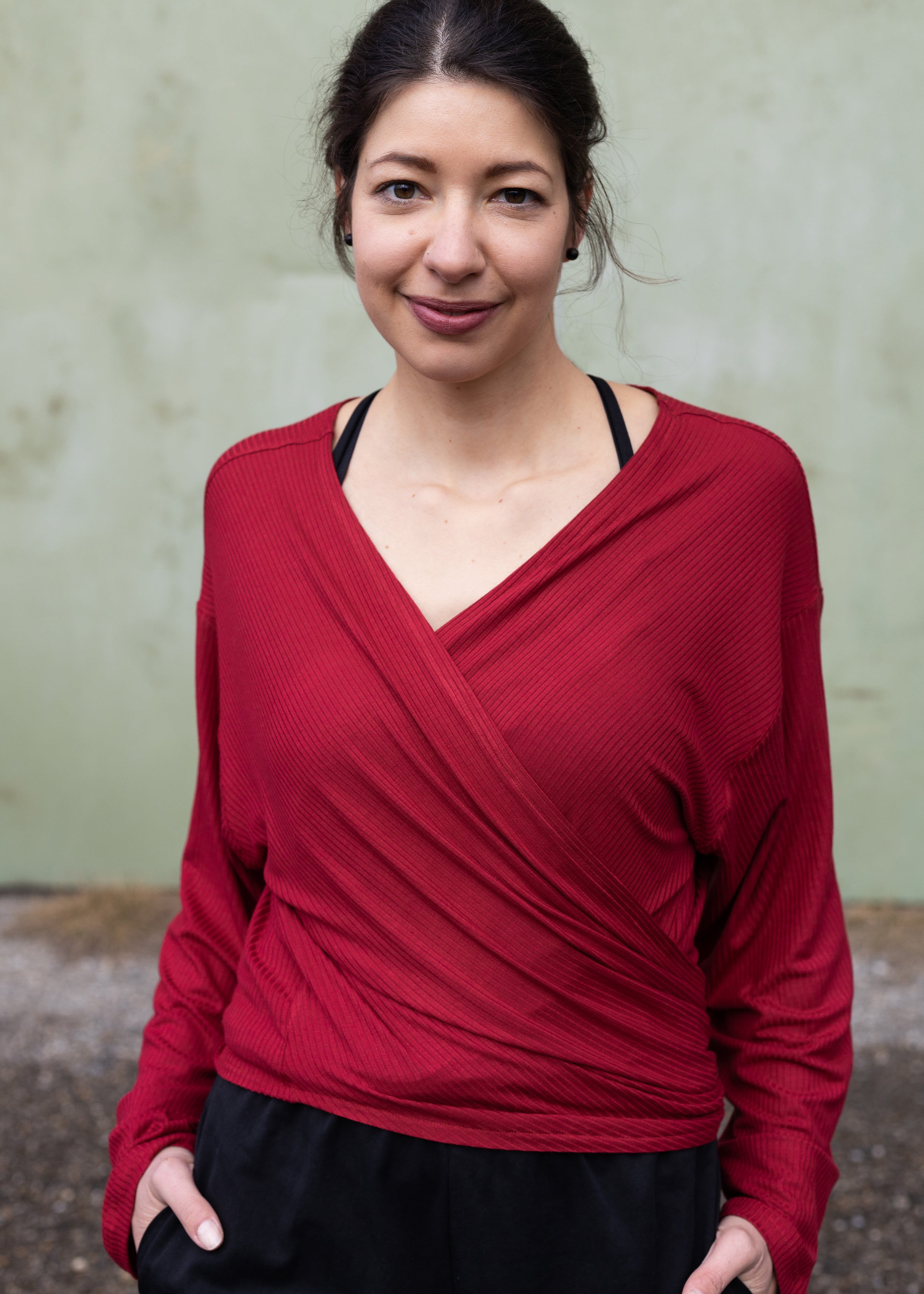 Mel trägt auf dem Foto 'Winja' Größe 1, Rippjersey 'rot'