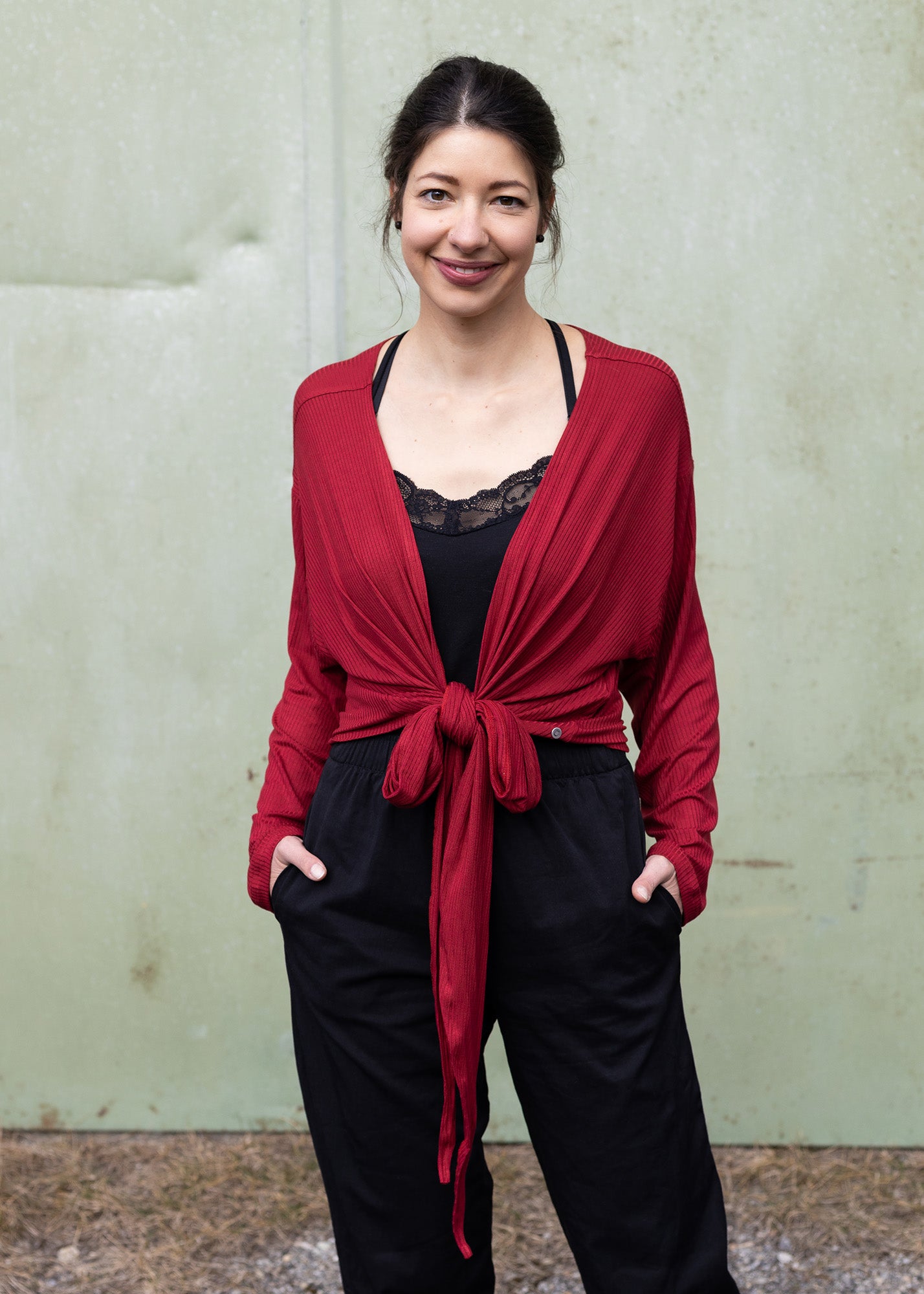 Mel trägt auf dem Foto 'Winja' Größe 1, Rippjersey 'rot'