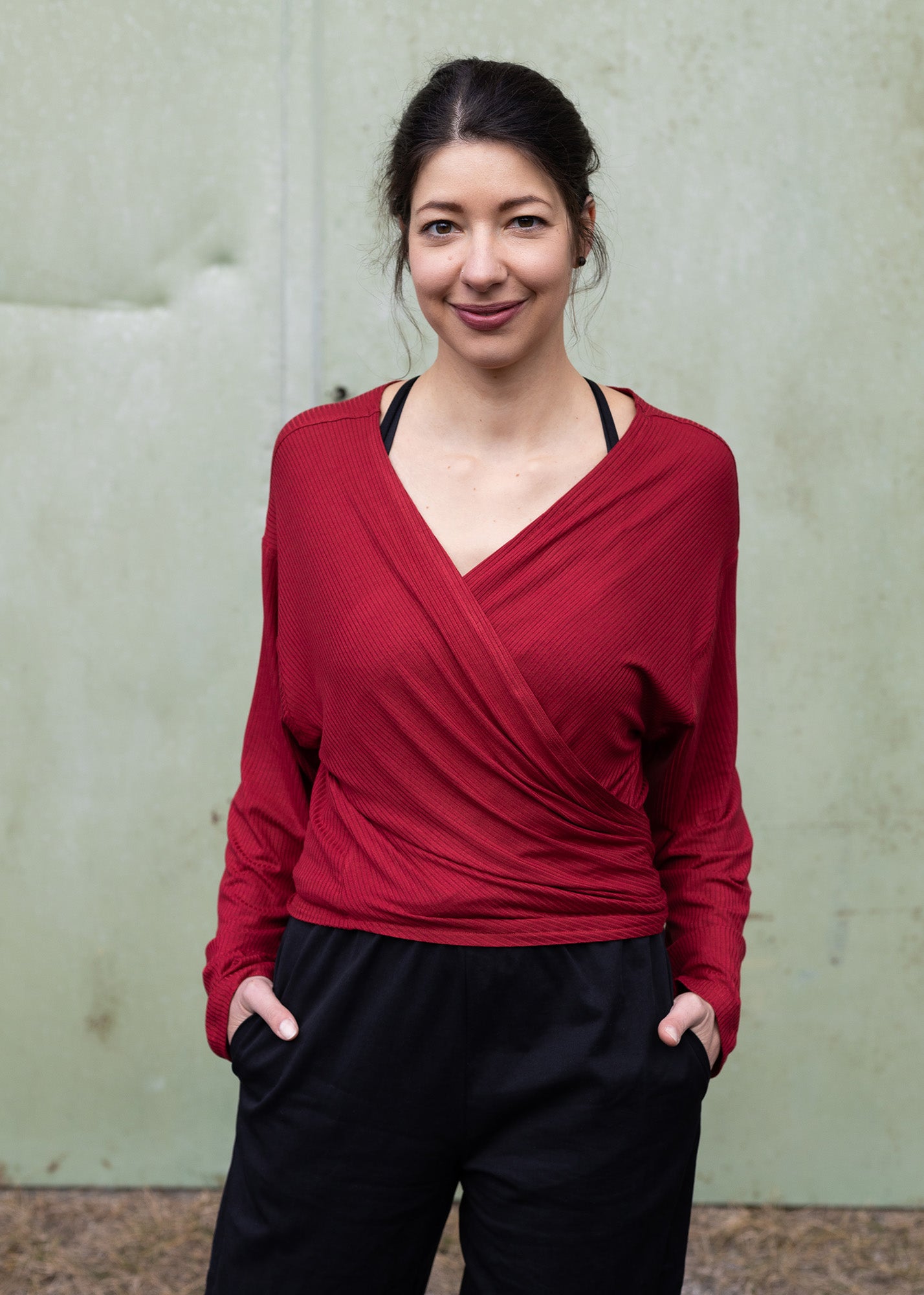 Mel trägt auf dem Foto 'Winja' Größe 1, Rippjersey 'rot'