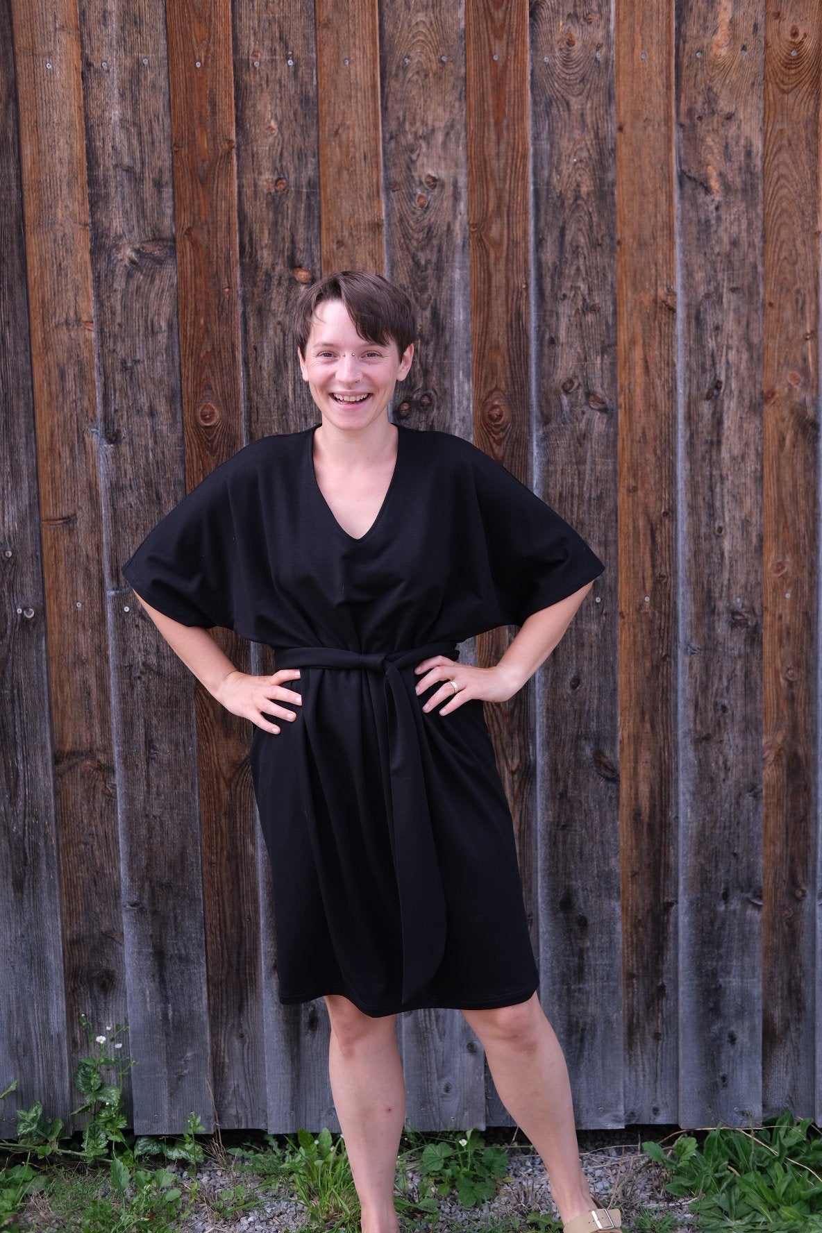 Melly trägt auf dem Foto 'Kumi' Größe M, Tencelsweat schwarz