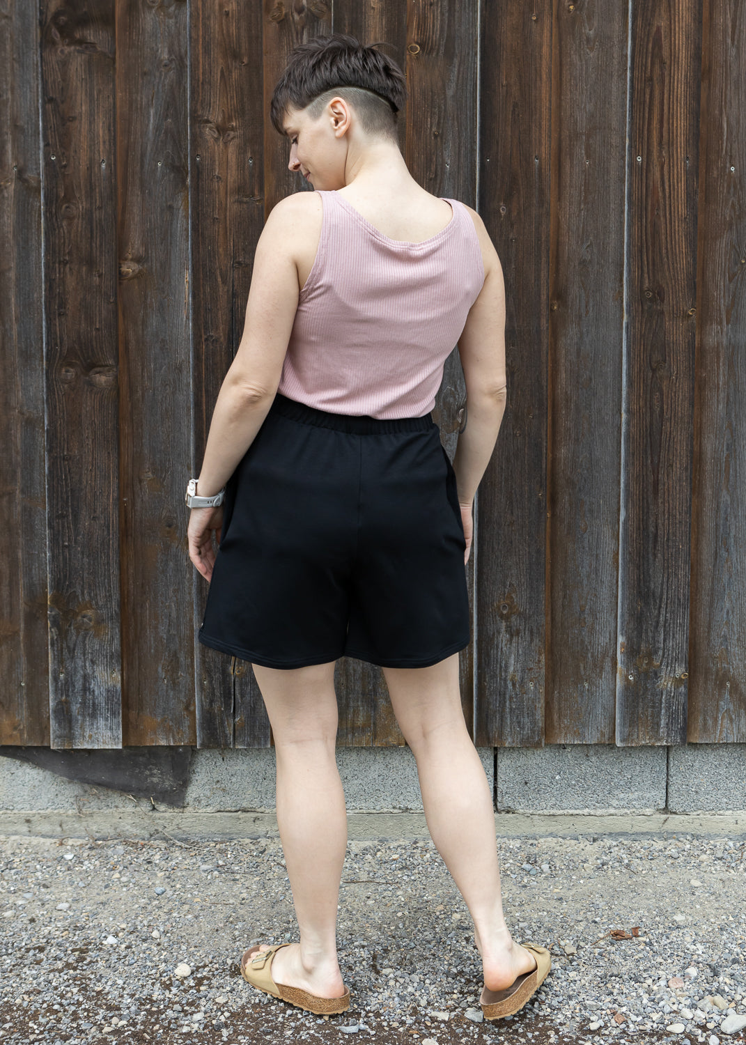 Melly trägt auf dem Foto 'Tessa' Größe M , Rippjersey 'altrosa' und 'Kira' Größe M, Tencelsweat 'schwarz'