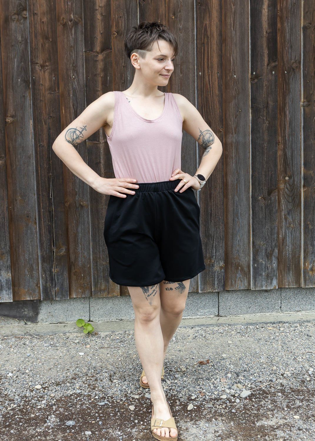 Melly trägt auf dem Foto 'Tessa' Größe M , Rippjersey 'altrosa' und 'Kira' Größe M, Tencelsweat 'schwarz'