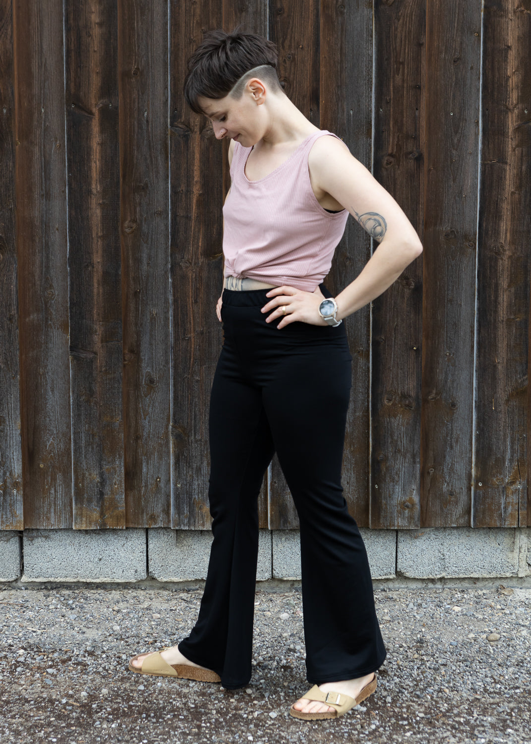 Melly trägt auf dem Foto 'Tessa', tiefer Ausschnitt Größe S, Rippjersey altrosa und 'Stella' Größe M, Tencelsweat schwarz