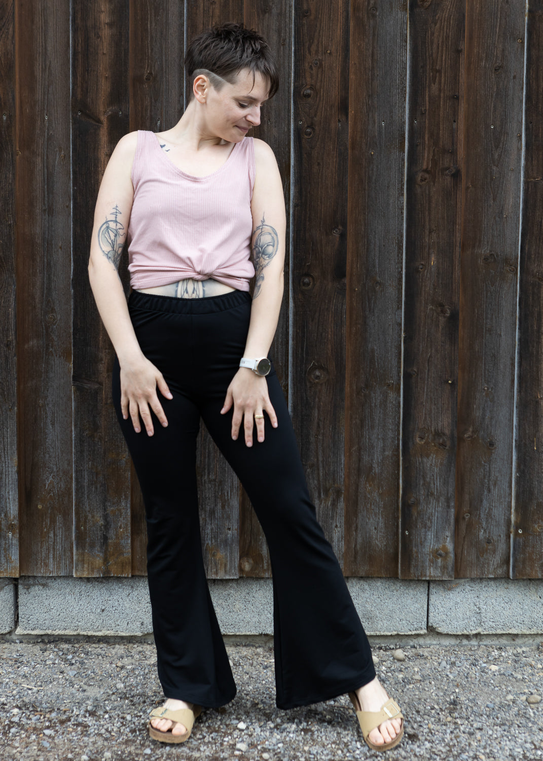 Melly trägt auf dem Foto 'Tessa', tiefer Ausschnitt Größe S, Rippjersey altrosa und 'Stella' Größe M, Tencelsweat schwarz