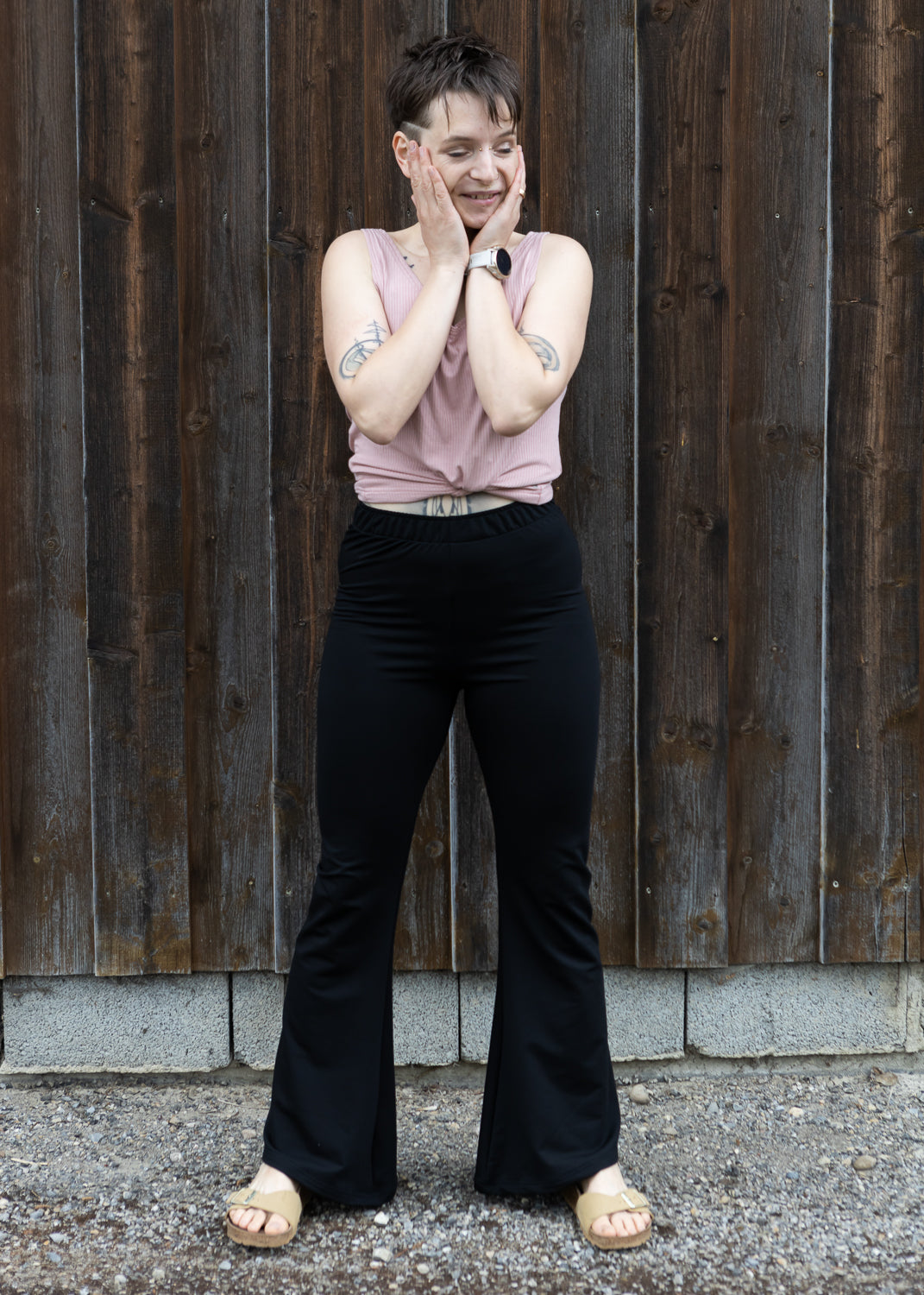 Melly trägt auf dem Foto 'Tessa', tiefer Ausschnitt Größe S, Rippjersey altrosa und 'Stella' Größe M, Tencelsweat schwarz