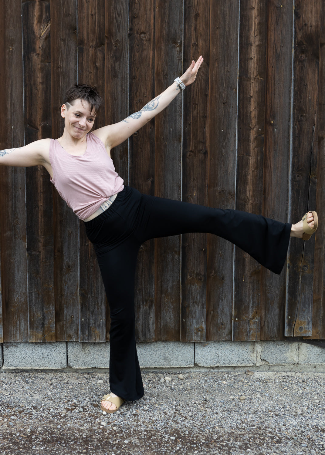 Melly trägt auf dem Foto 'Tessa', tiefer Ausschnitt Größe S, Rippjersey altrosa und 'Stella' Größe M, Tencelsweat schwarz