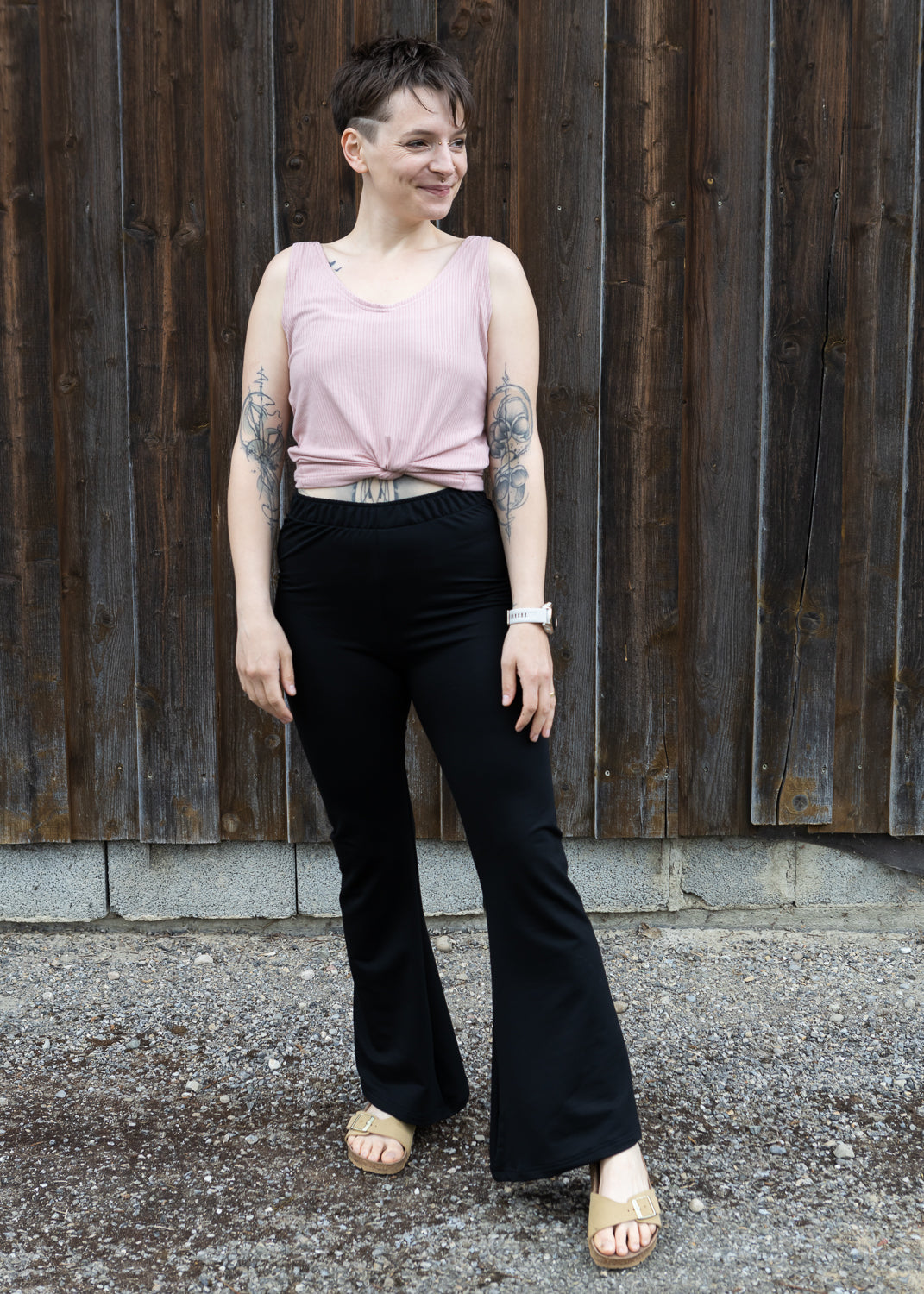 Melly trägt auf dem Foto 'Tessa', tiefer Ausschnitt Größe S, Rippjersey altrosa und 'Stella' Größe M, Tencelsweat schwarz