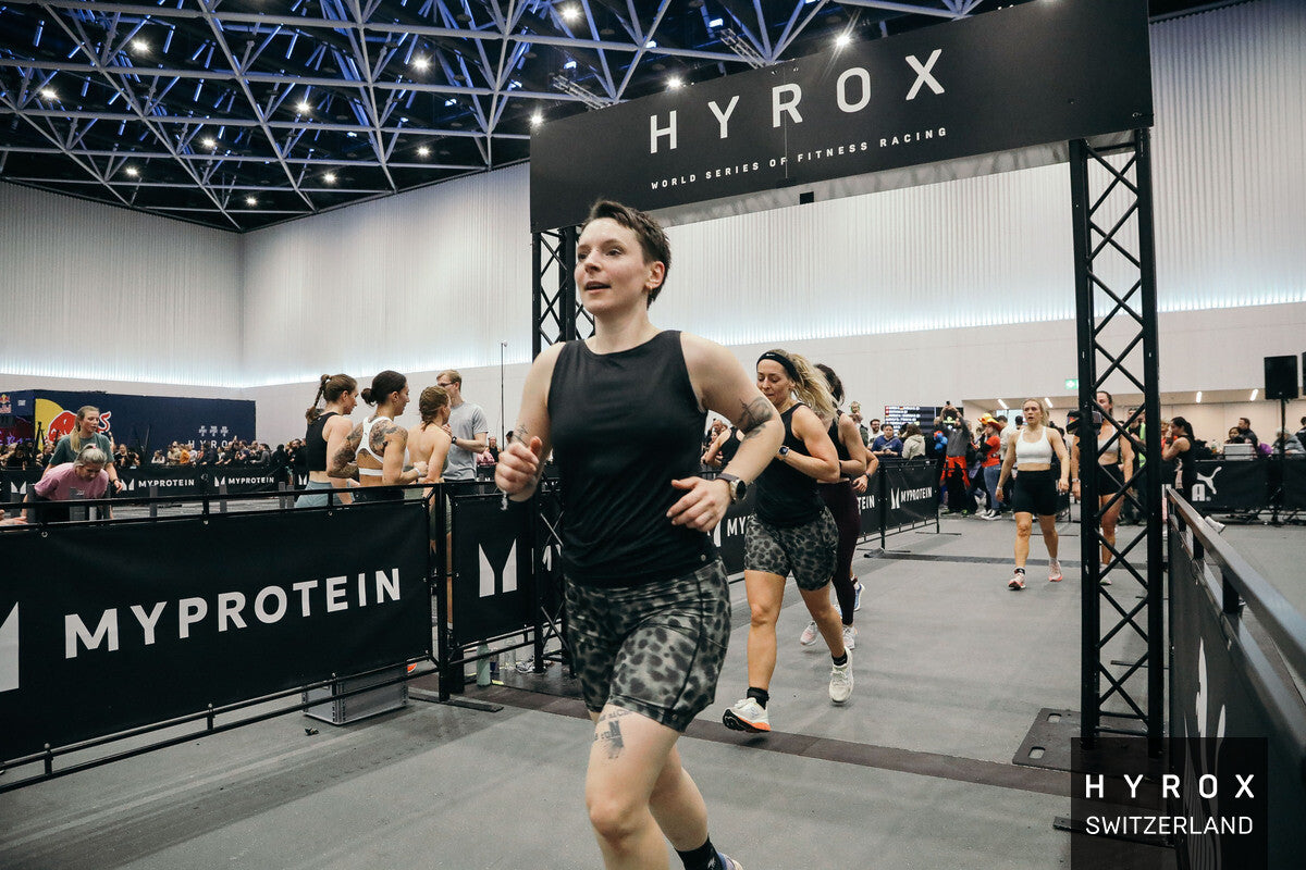 Melly trägt auf dem Foto 'Tessa' Größe S, Funktionsstoff 'schwarz'