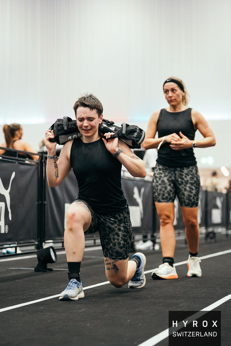 Melly trägt auf dem Foto 'Tessa' Größe S, Funktionsstoff 'schwarz'