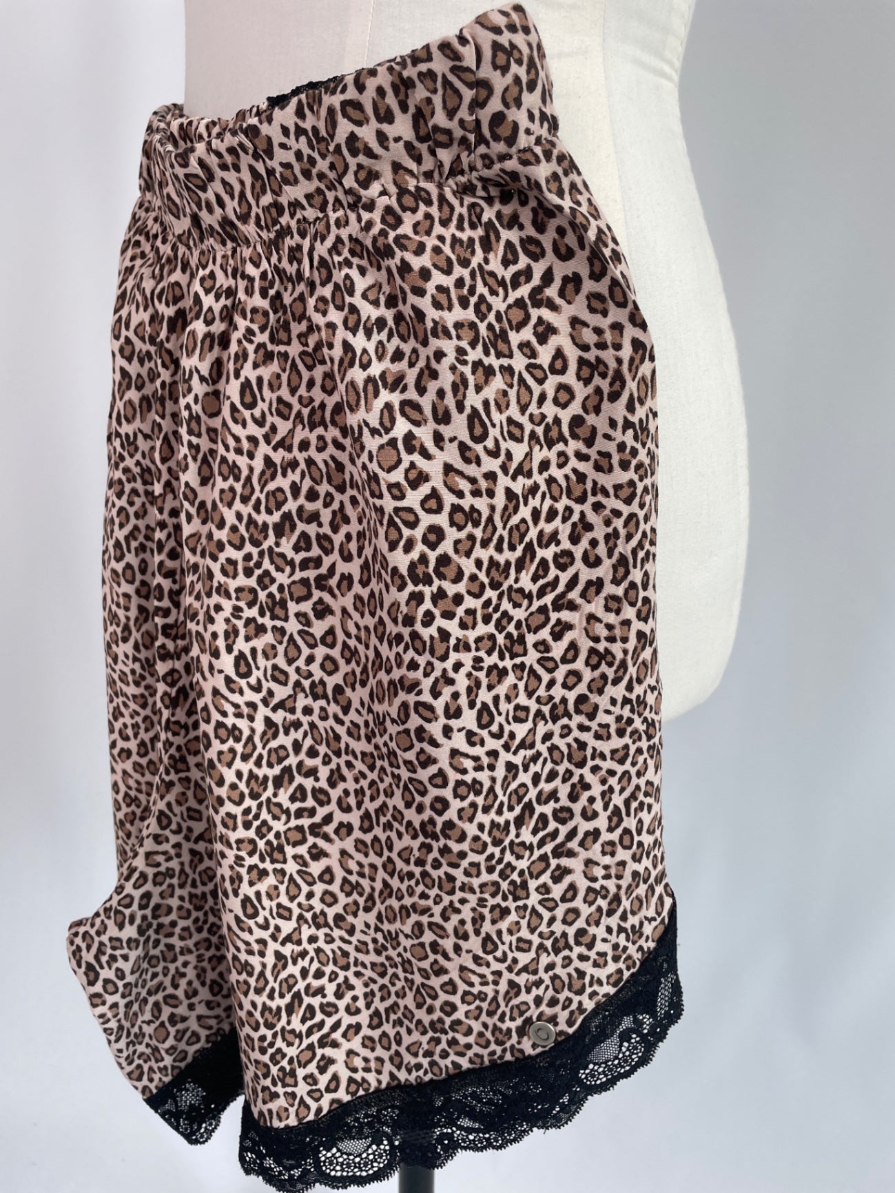 Kurze Wickelshorts aus den kleinen Leopardenmuster mit Spitze | Größe: S | Second Love
