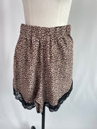 Kurze Wickelshorts aus den kleinen Leopardenmuster mit Spitze | Größe: S | Second Love