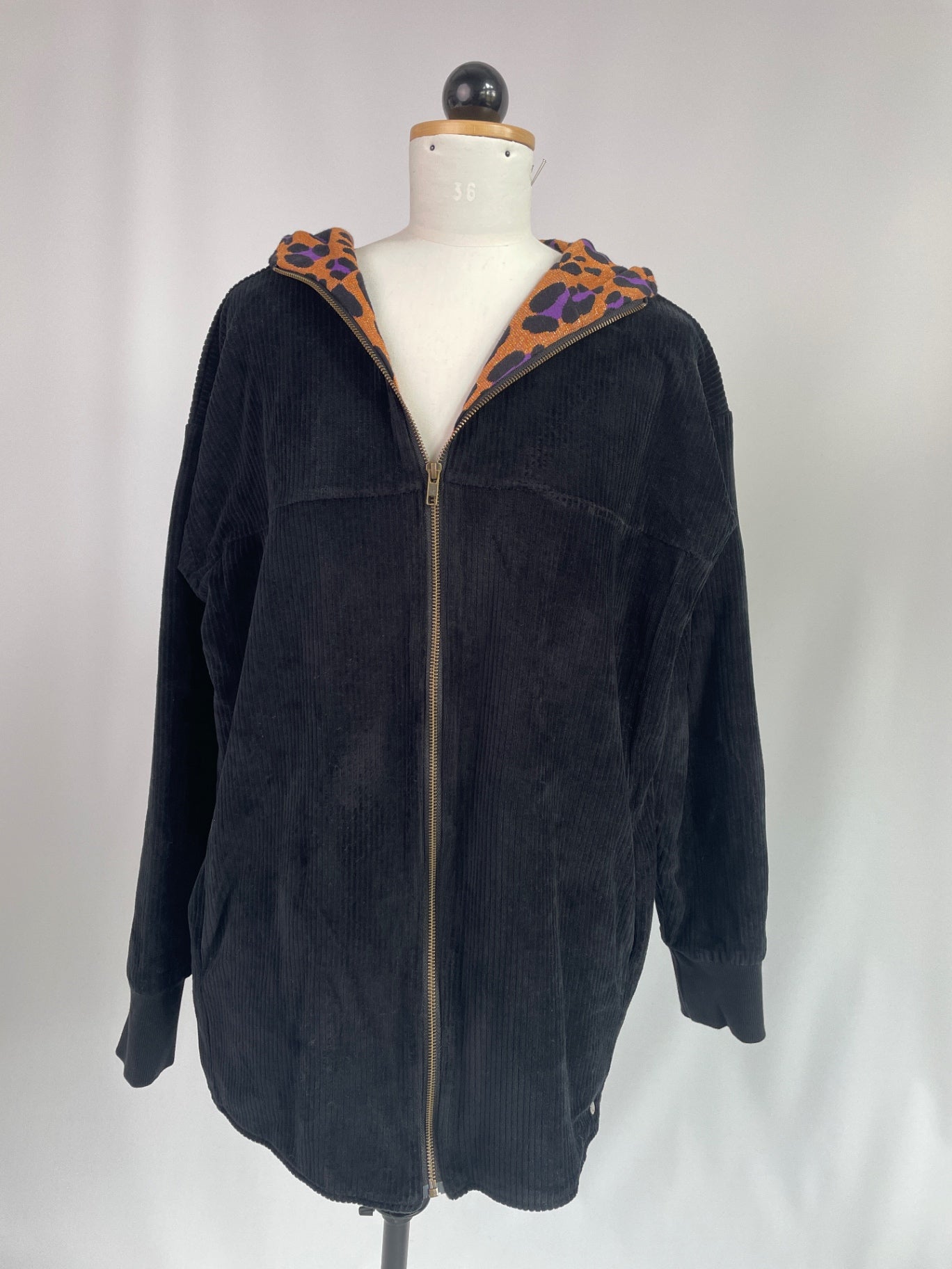 Karl | gefütterte Kapuzenjacke | Velvetcord schwarz & Leo gold | Größe XL +10 cm ohne Gummi | Second Love
