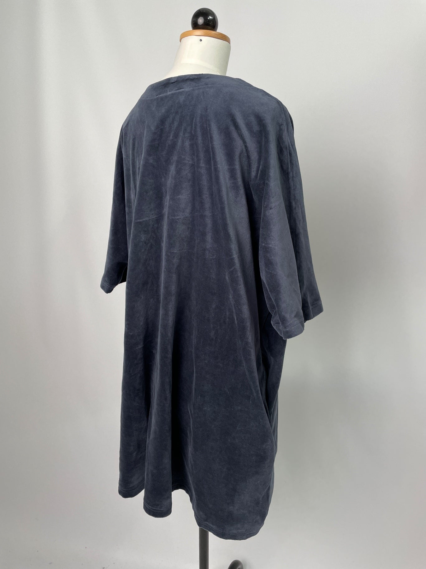 Kumi | kurzärmliges Kimonokleid | Velvet grau | Größe XL + Taschen | Second Love