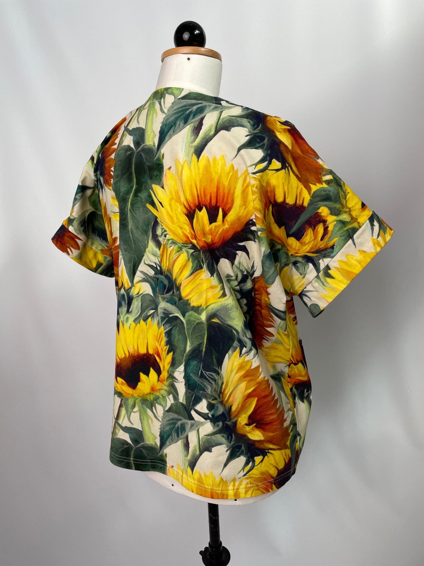 Ophlia | Oberteil mit V-Ausschnitt | Sonnenblumen | Größe S