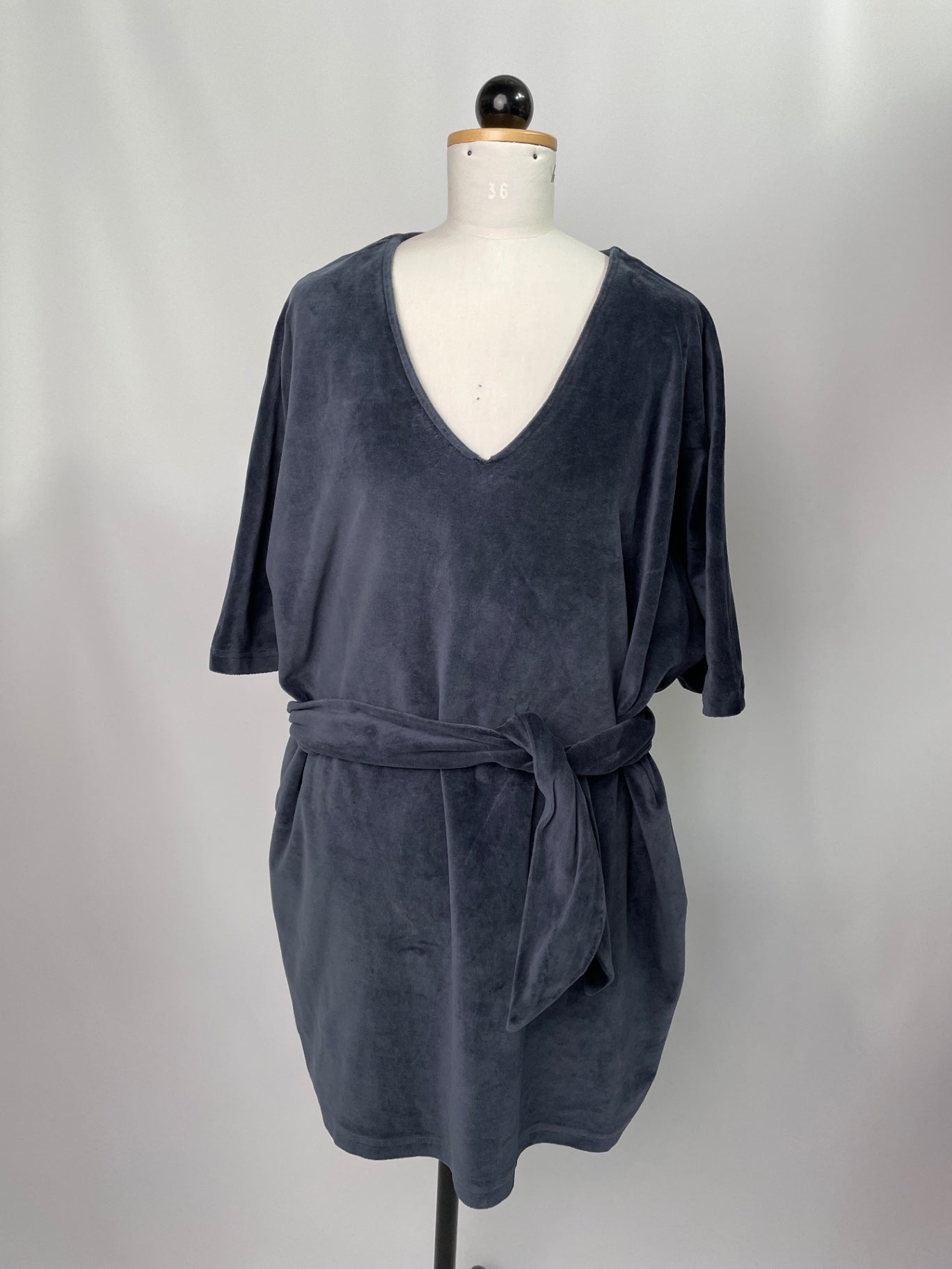 Kumi | kurzärmliges Kimonokleid | Velvet grau | Größe XL + Taschen | Second Love