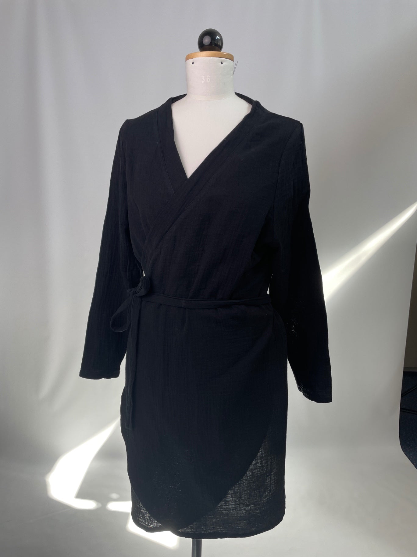 Wilma | Mini-Wickelkleid langarm | Musselin schwarz | Größe M | Second Love