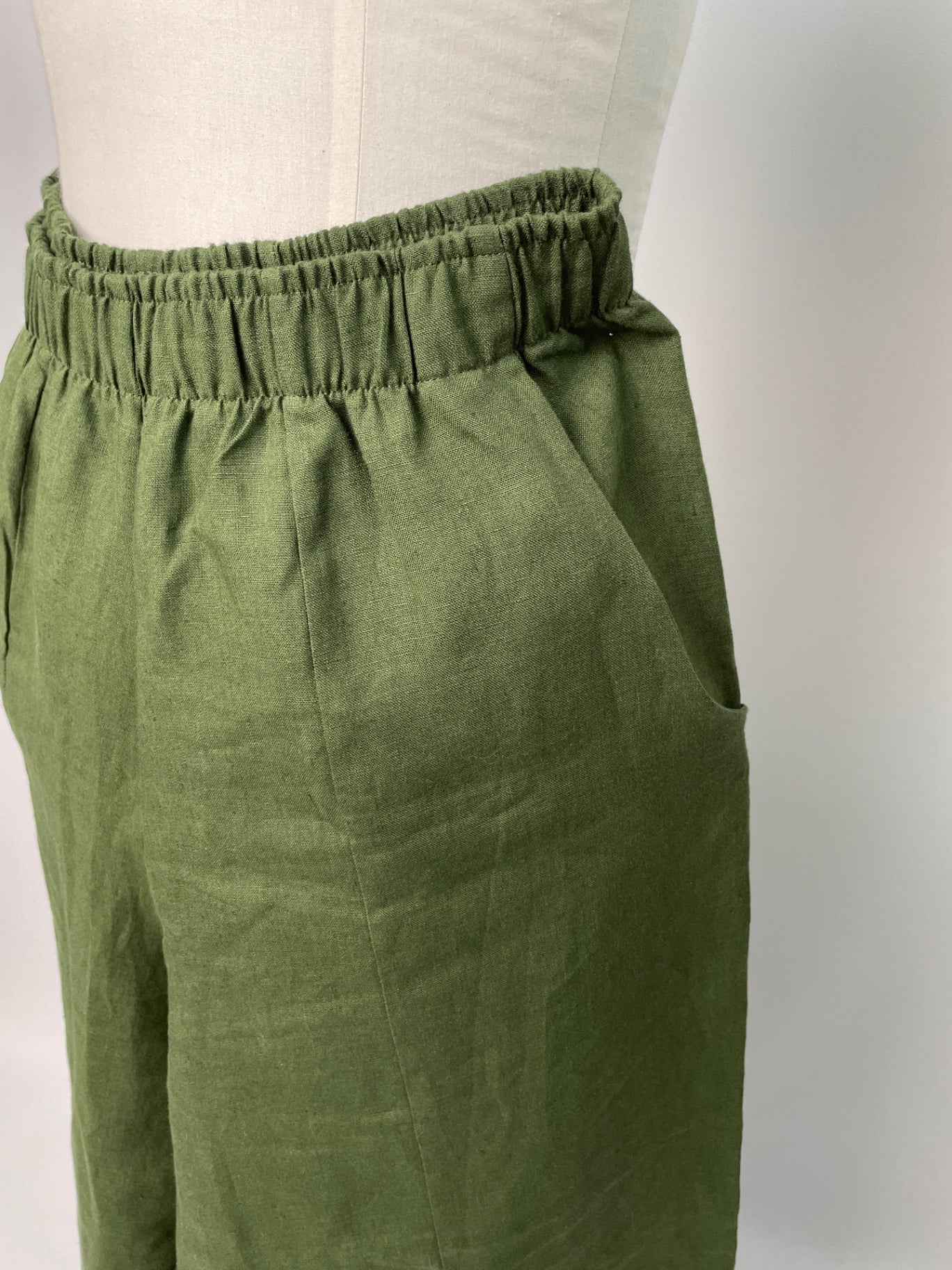 Betty | Hose mit Barrelbein | Leinen grün | Größe L -3cm | Second Love