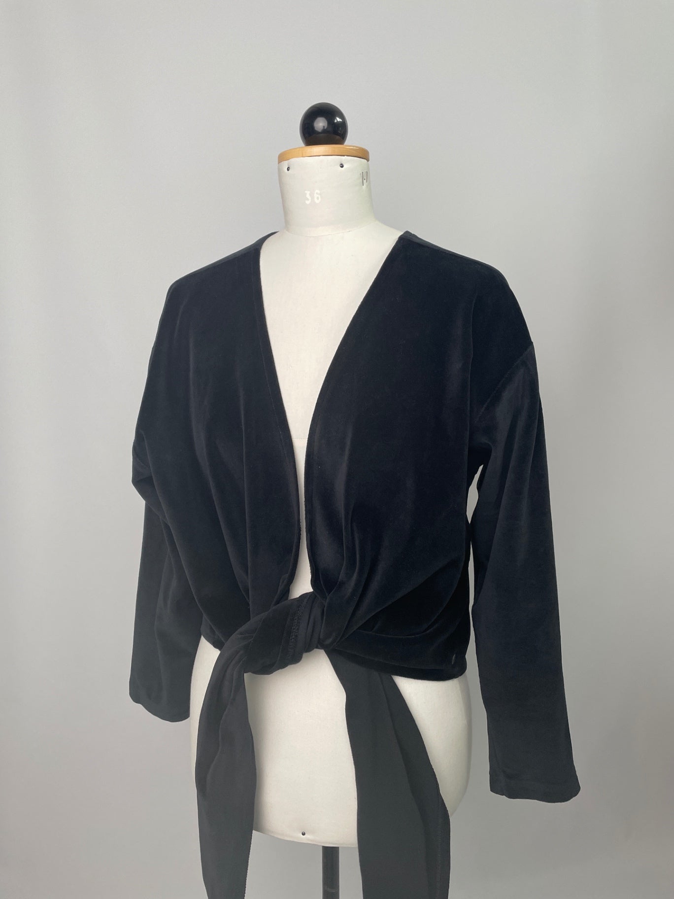 Winja | langärmlige Wickelbluse | Velvet schwarz | Größe 1 | Second Love