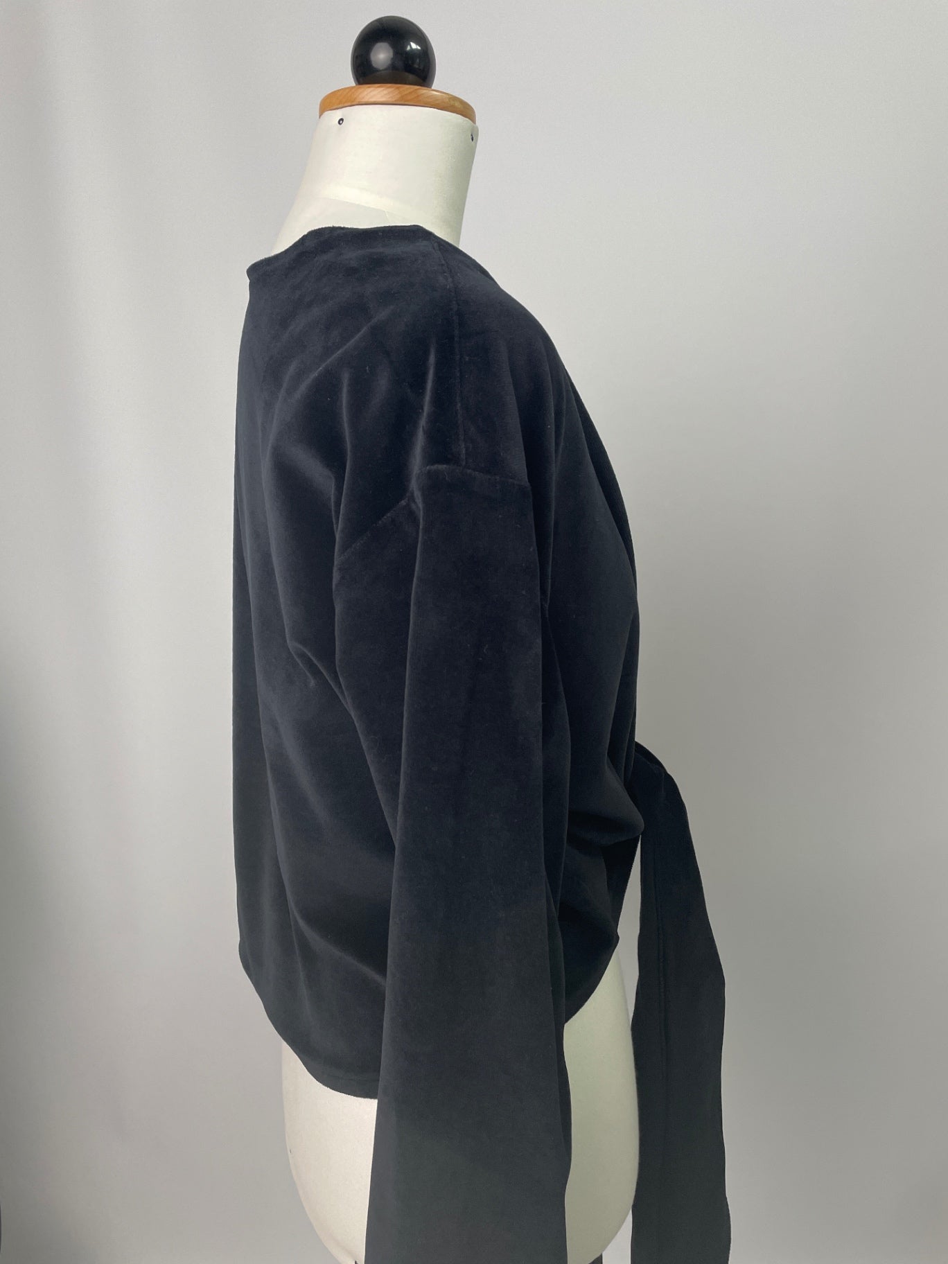 Winja | langärmlige Wickelbluse | Velvet schwarz | Größe 1 | Second Love