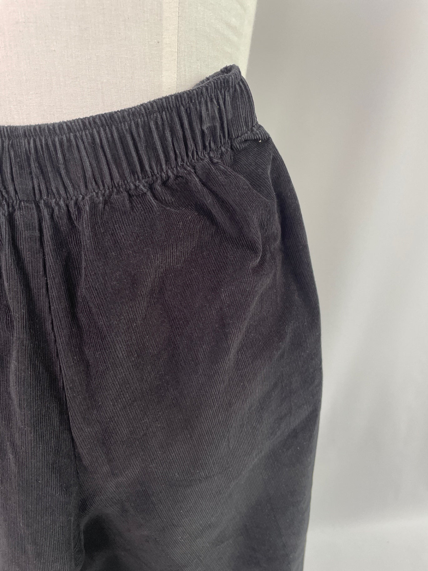 Karo | Karottenhose mit Gummibund | Feincord schwarz | Größe XS -10cm | Second Love