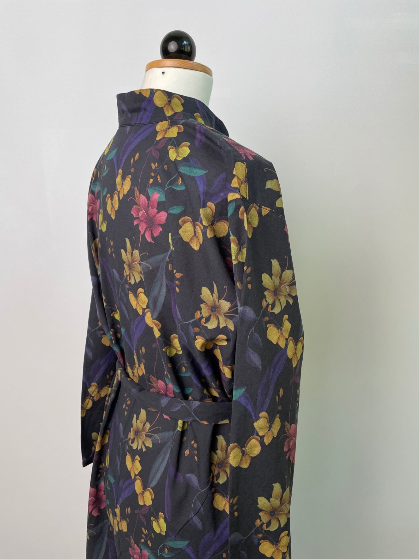 Blusenkleid mit Stehkragen |  langarm  | Größe: M  | Muster: Orchidee | Second Love