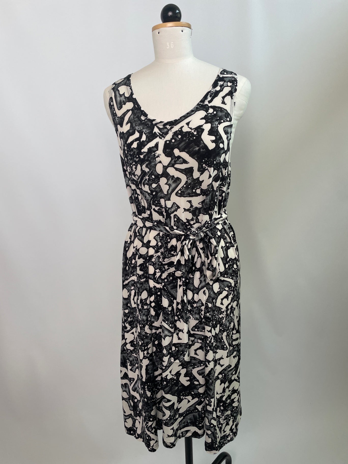 Adam Alinienkleid | Abstrakt | Designer Deadstock | mit Gürtel | + 7 cm | Größe:XL | Second Love