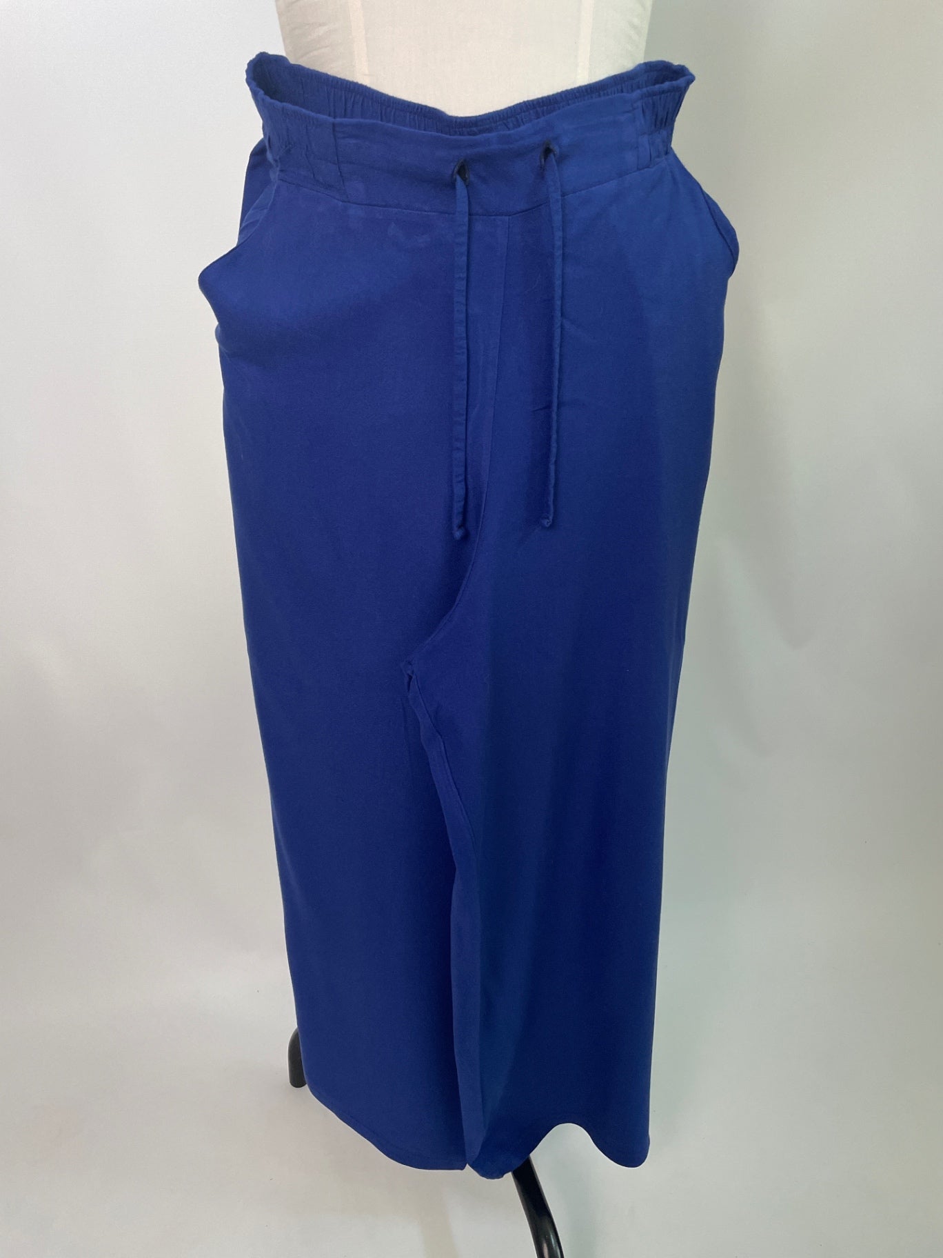 Hose Holly mit weitem Bein | Ecoverocrepe | royalblau | Grösse M | Second Love